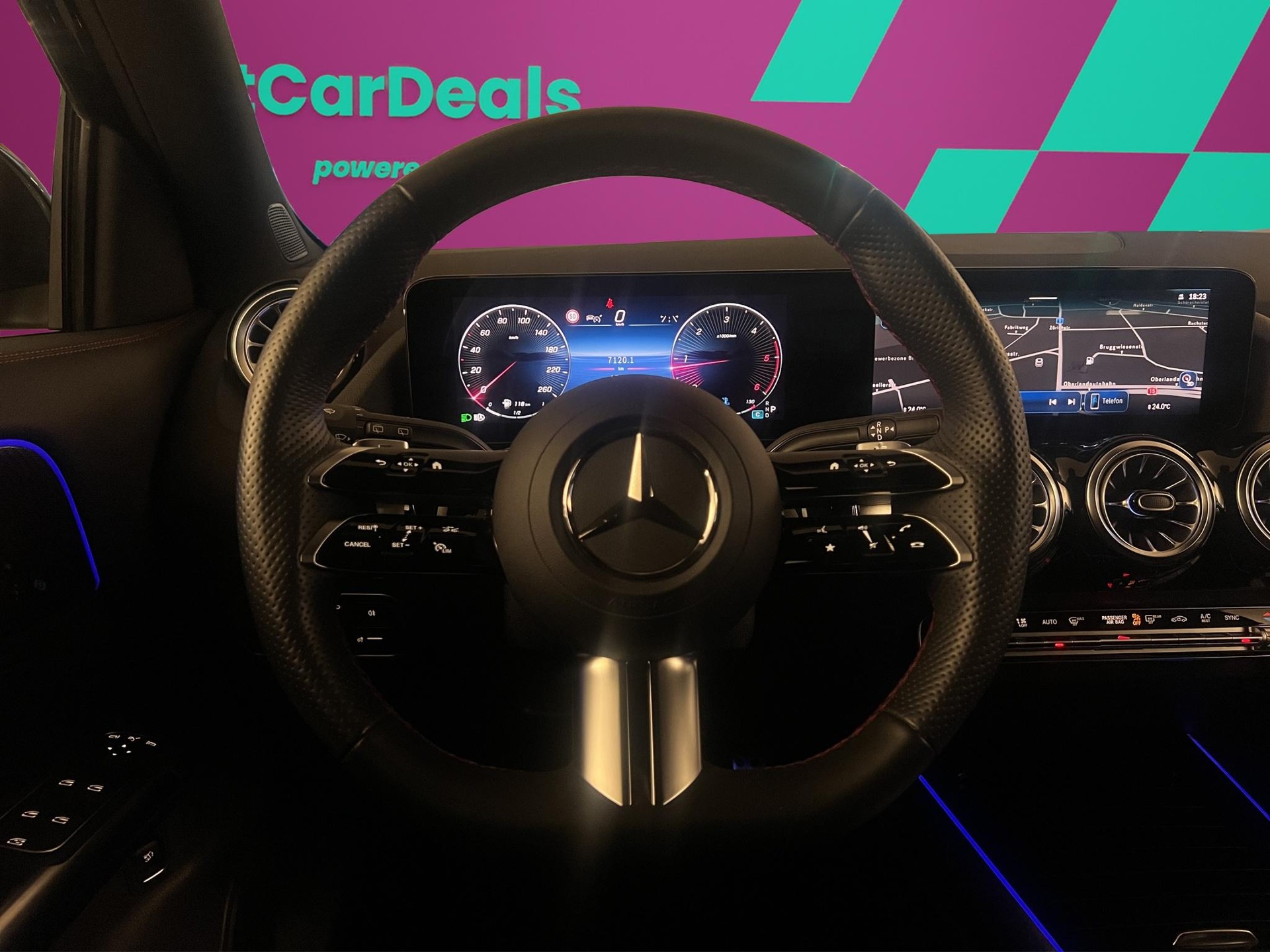MERCEDES-BENZ GLA 200 d AMG Line-image-13