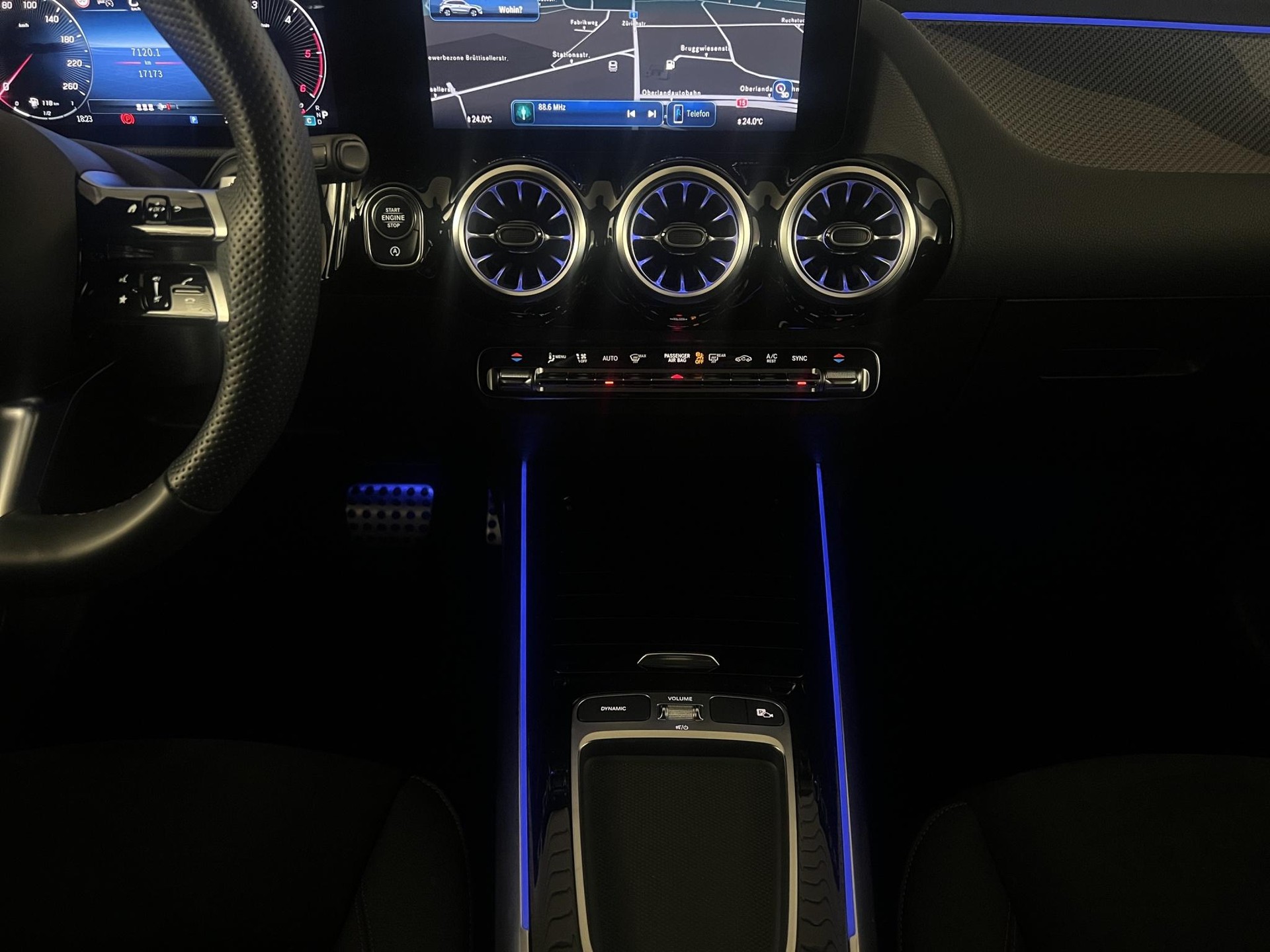 MERCEDES-BENZ GLA 200 d AMG Line-image-15
