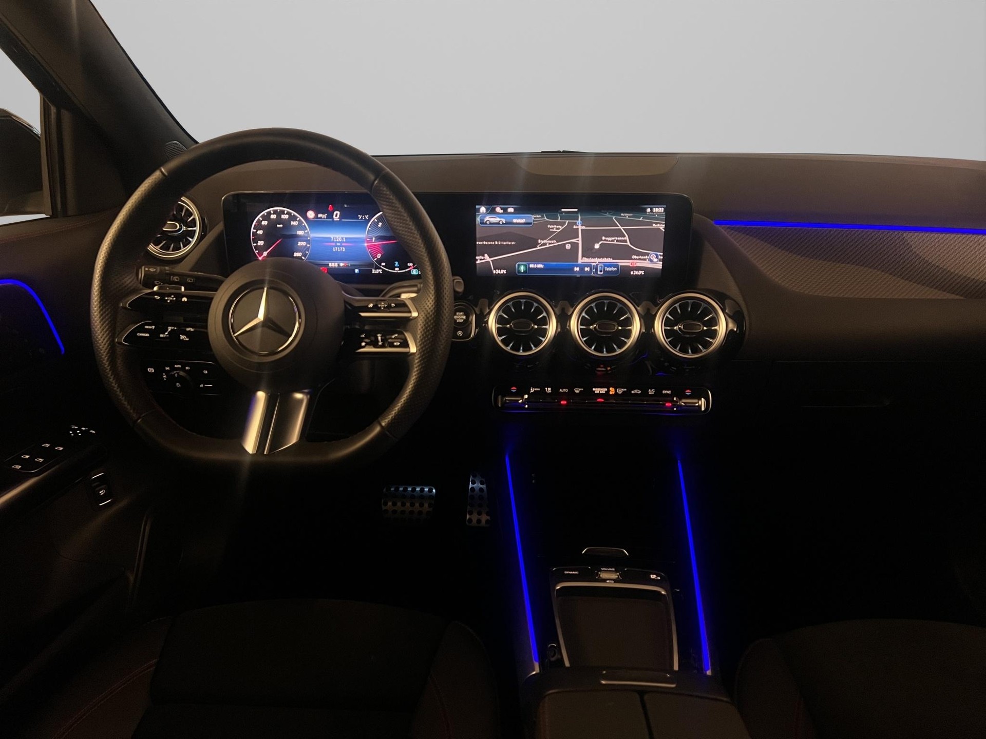 MERCEDES-BENZ GLA 200 d AMG Line-image-12