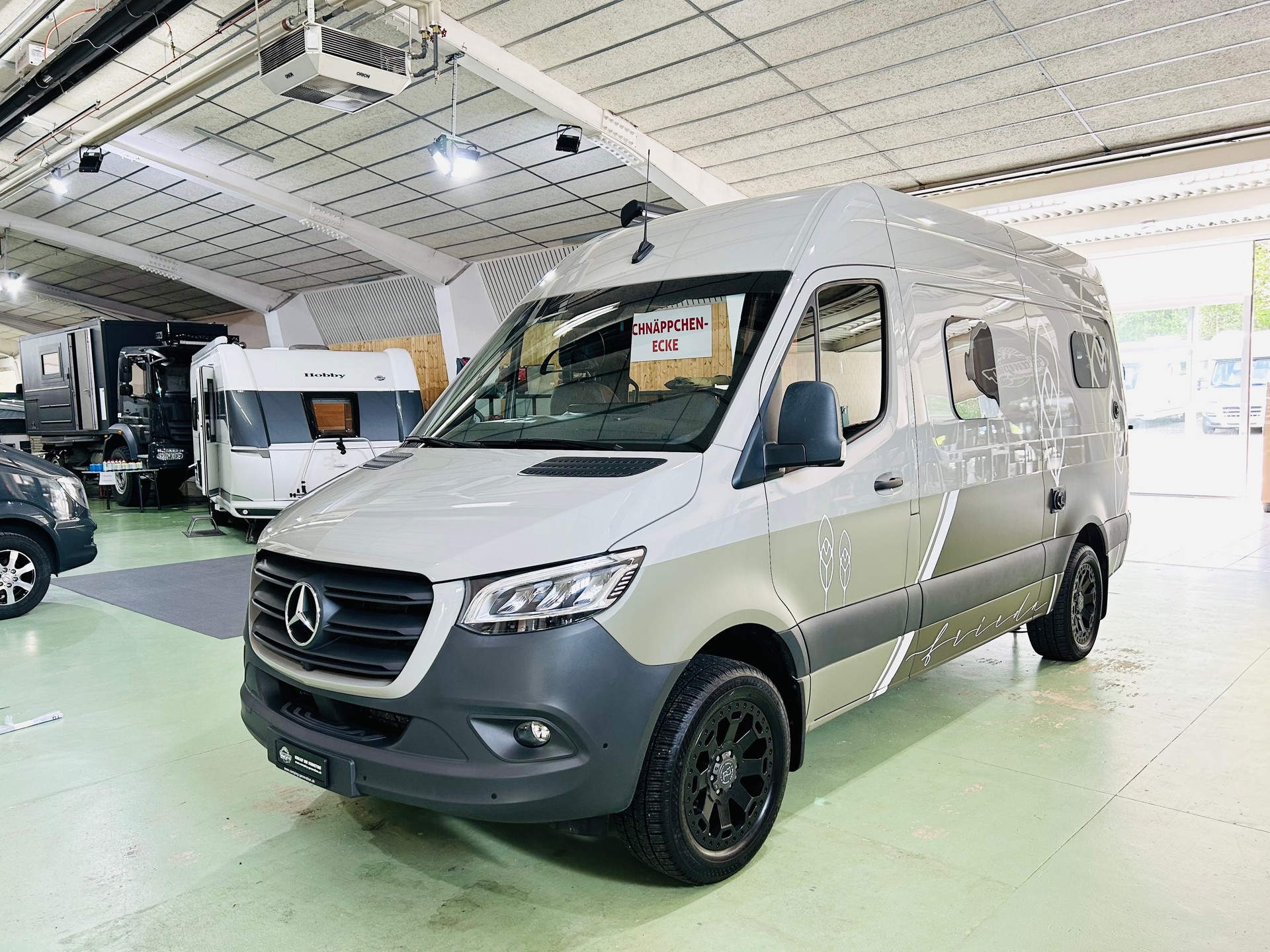 MERCEDES-BENZ Budfellas-showroom-element-1