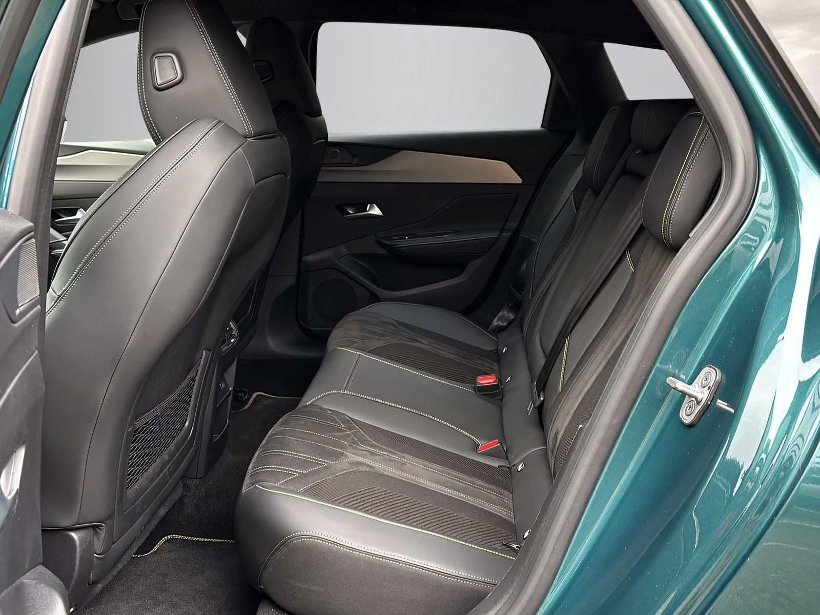 PEUGEOT 308 SW 1.6 PHEV 180 GT-image-6