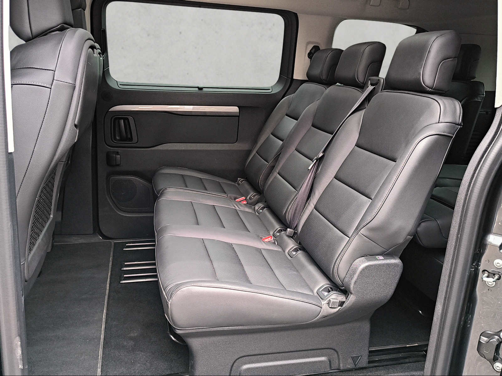 PEUGEOT Traveller Standard 2.0 BlueHDi 180 Business VIP S/S-image-8