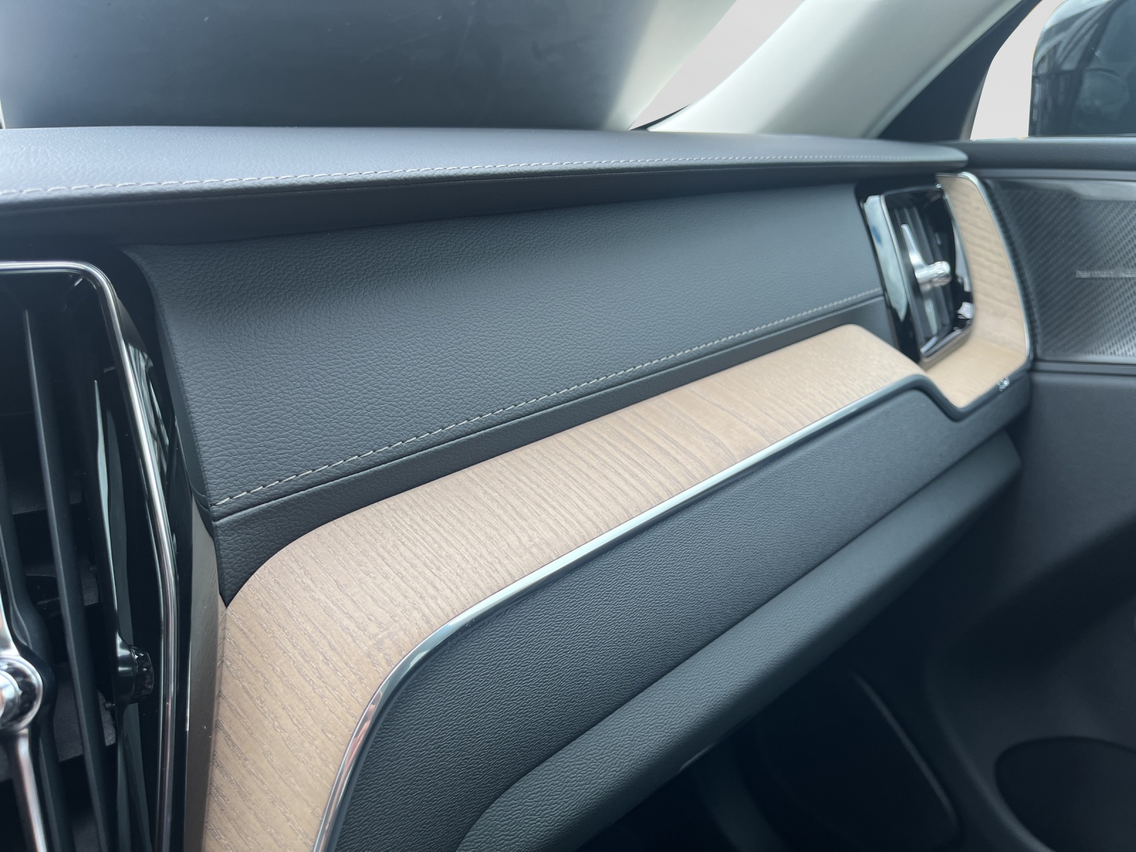 VOLVO XC60 2.0 T6 TE Ultra Dark eAWD-image-24