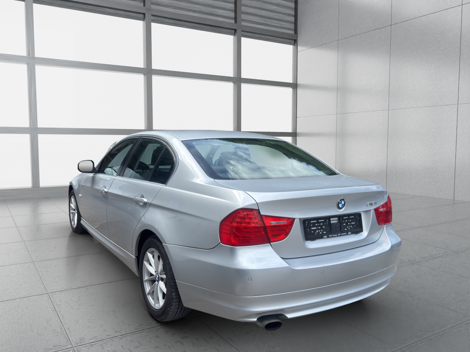 BMW 318i Dynamic Edition-image-2