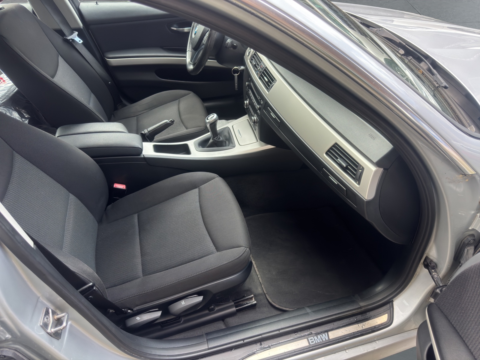 BMW 318i Dynamic Edition-image-14