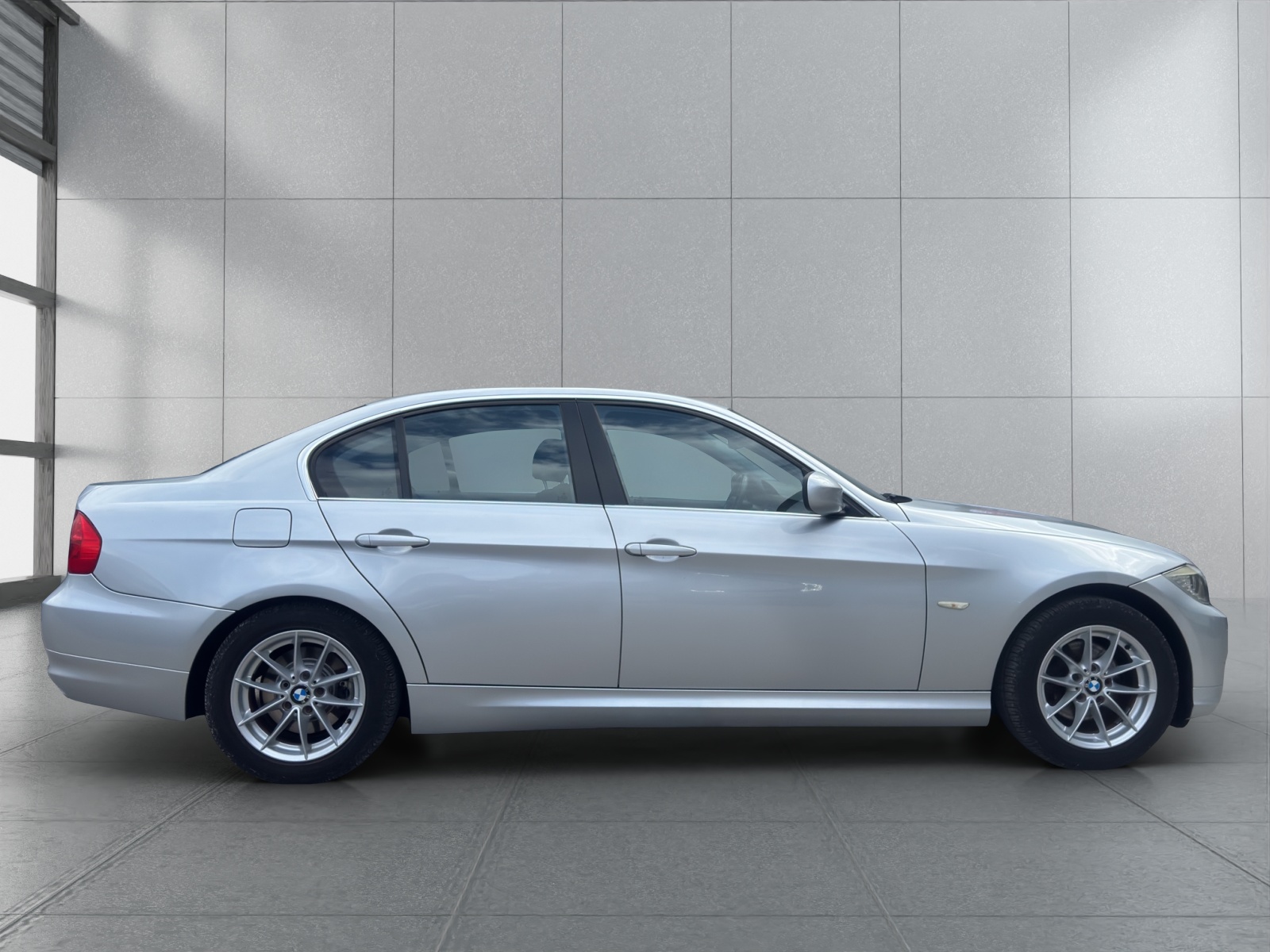 BMW 318i Dynamic Edition-image-5