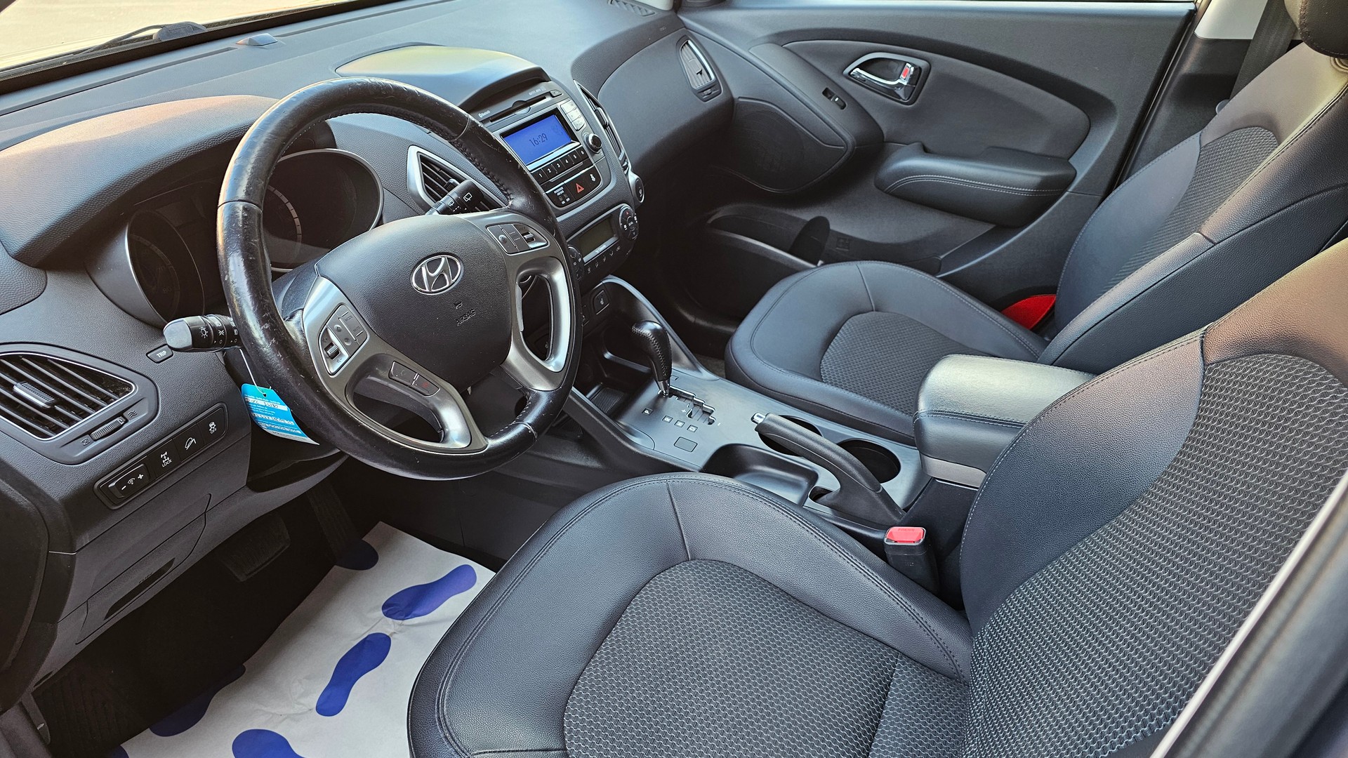 HYUNDAI iX 35 2.0 Premium 4WD Automatic-image-9