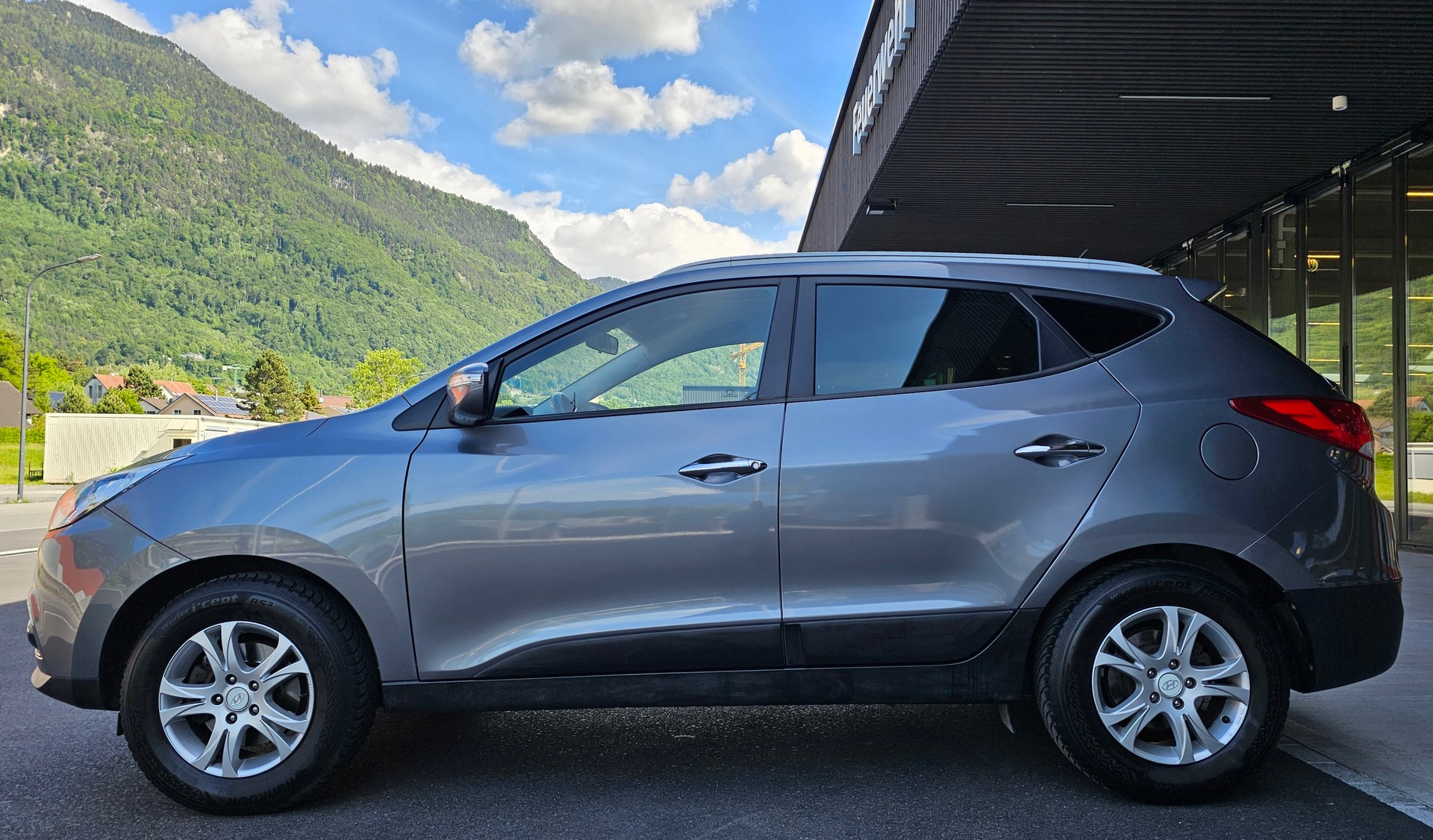 HYUNDAI iX 35 2.0 Premium 4WD Automatic-image-1