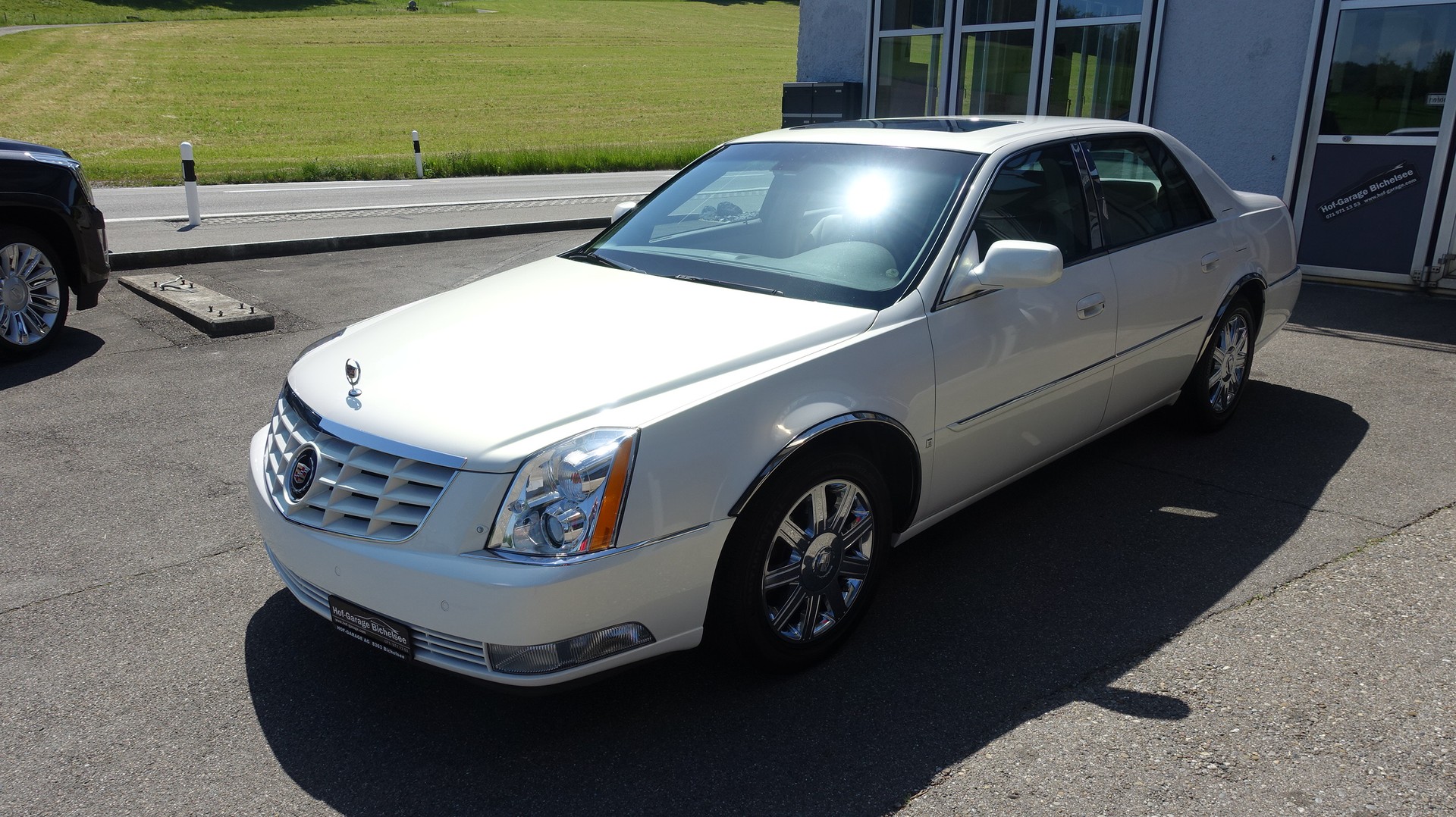 CADILLAC DTS-image-3