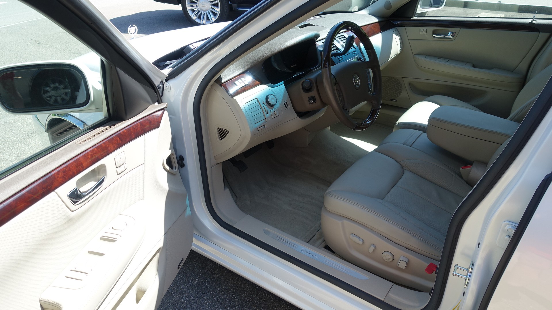 CADILLAC DTS-image-9