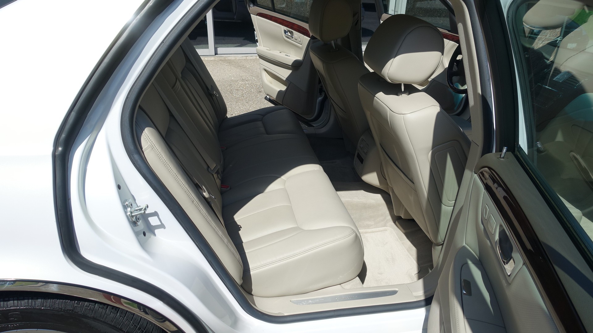 CADILLAC DTS-image-13