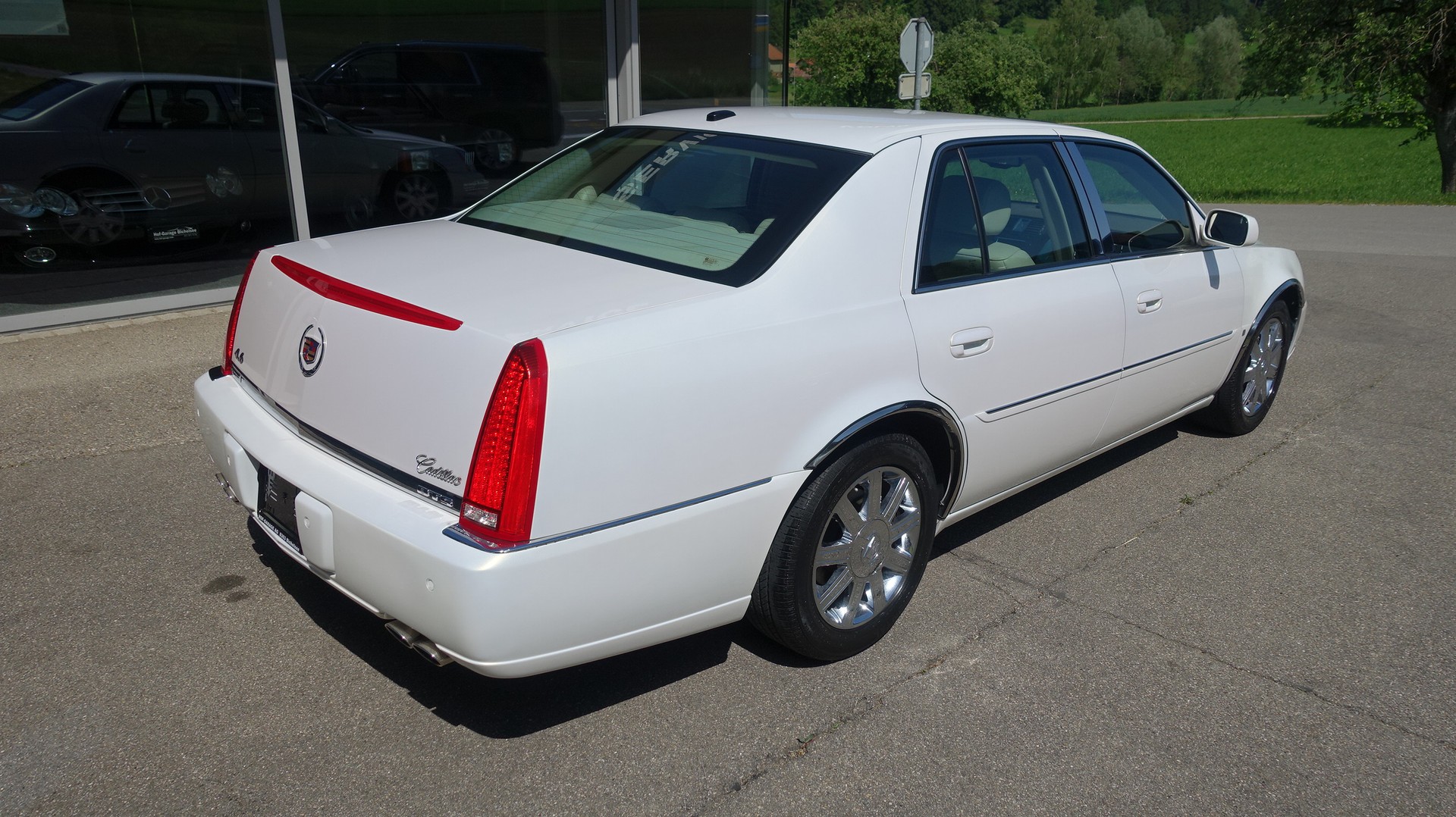 CADILLAC DTS-image-7