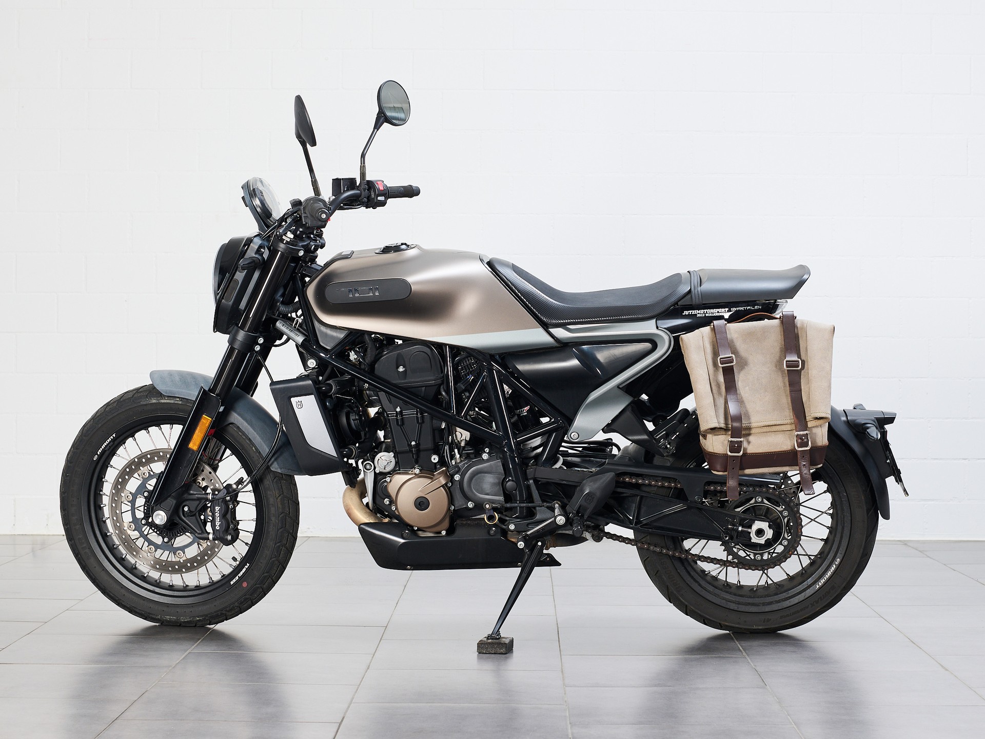 HUSQVARNA Svartpilen 701-showroom-element-2