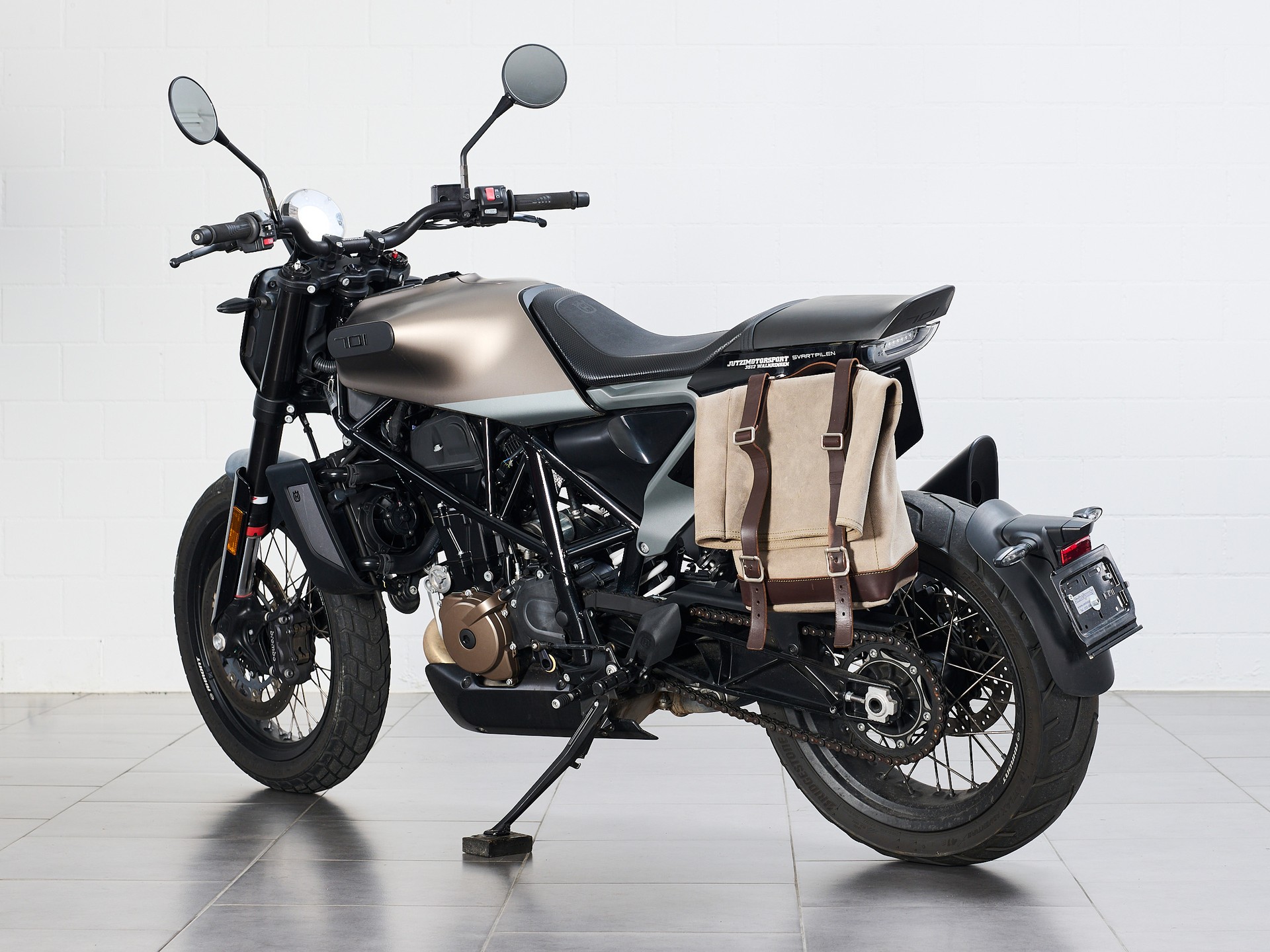 HUSQVARNA Svartpilen 701-showroom-element-3