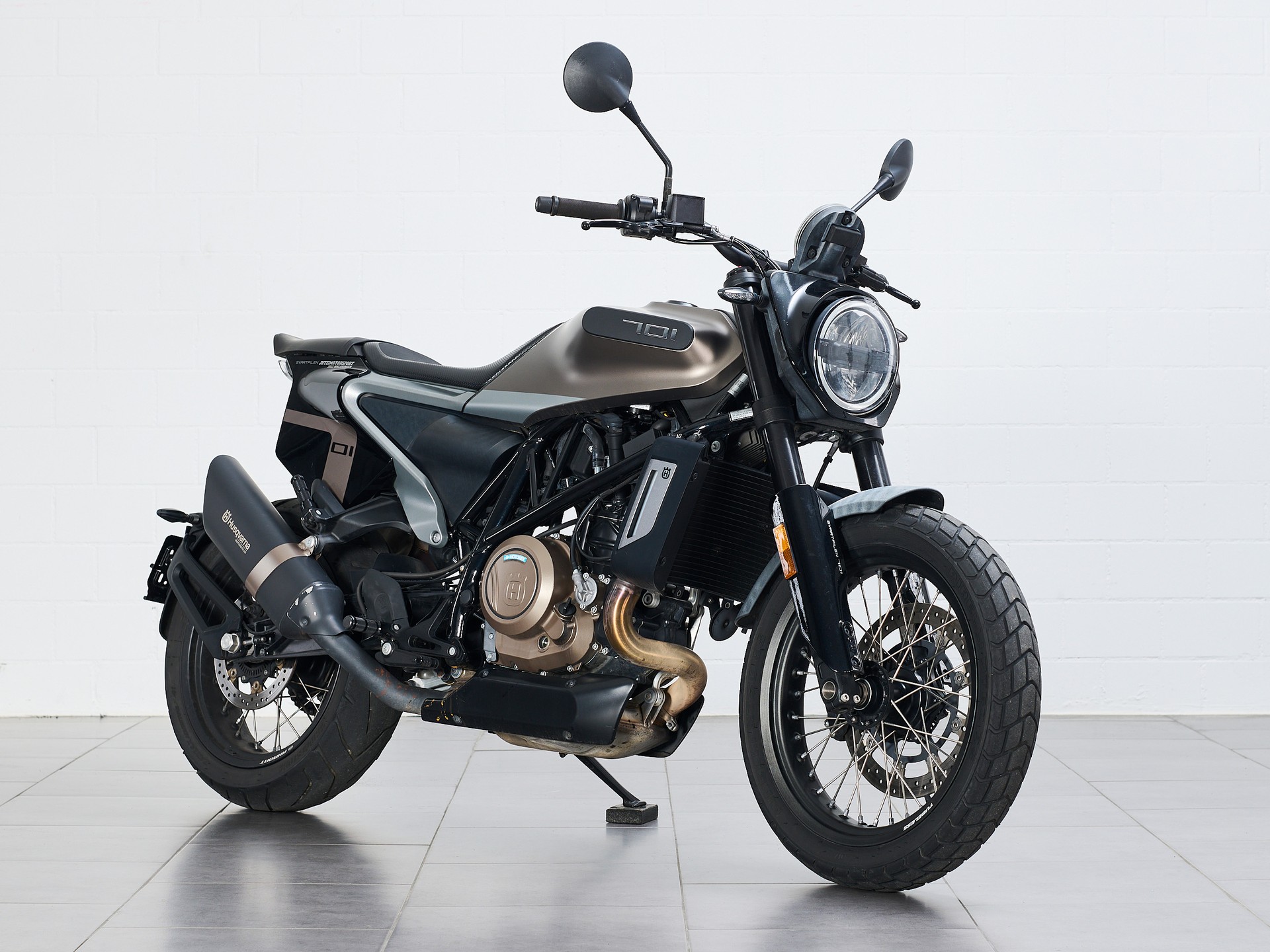 HUSQVARNA Svartpilen 701-showroom-element-1