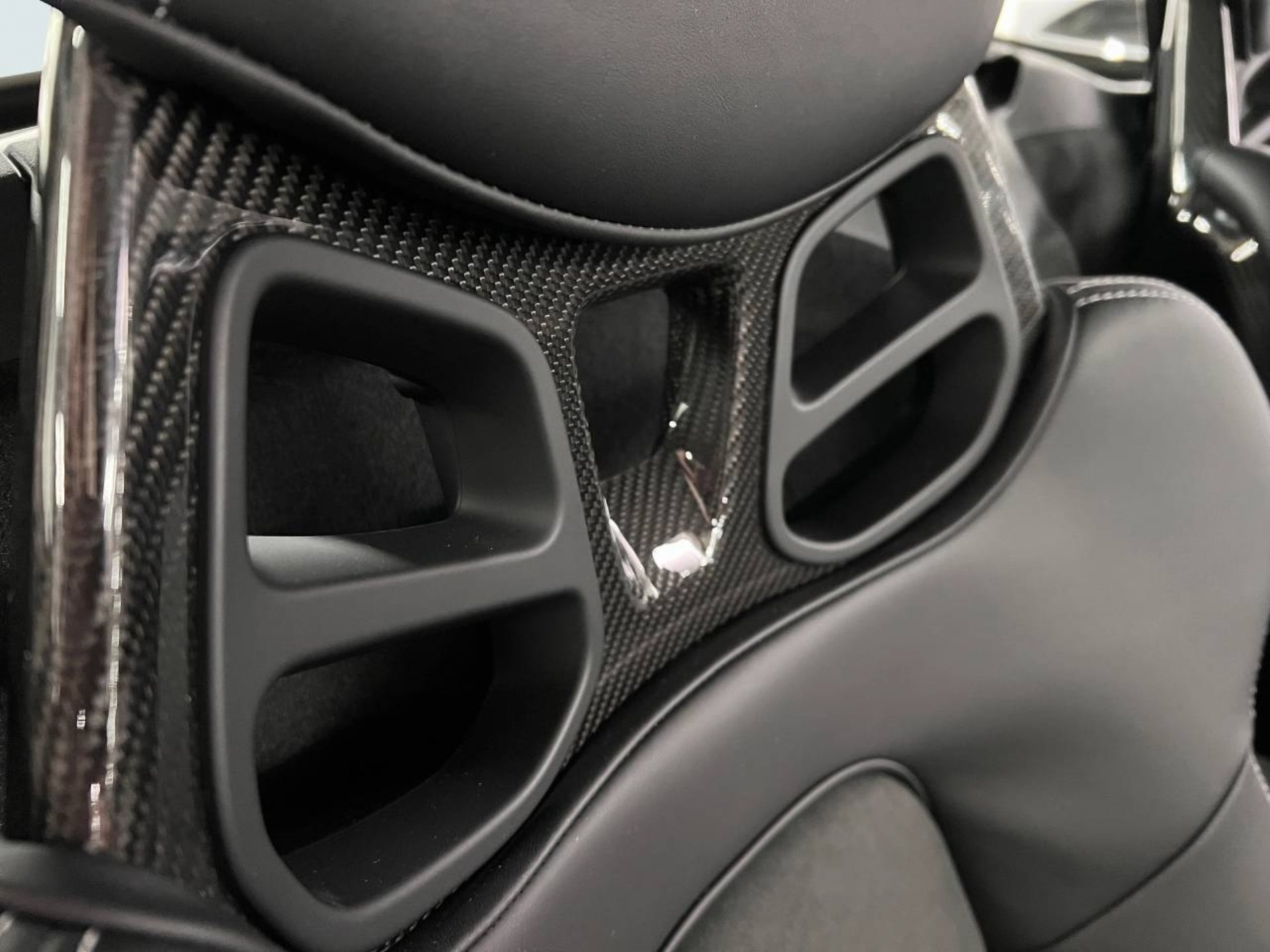 PORSCHE 718 Cayman GT4-image-21