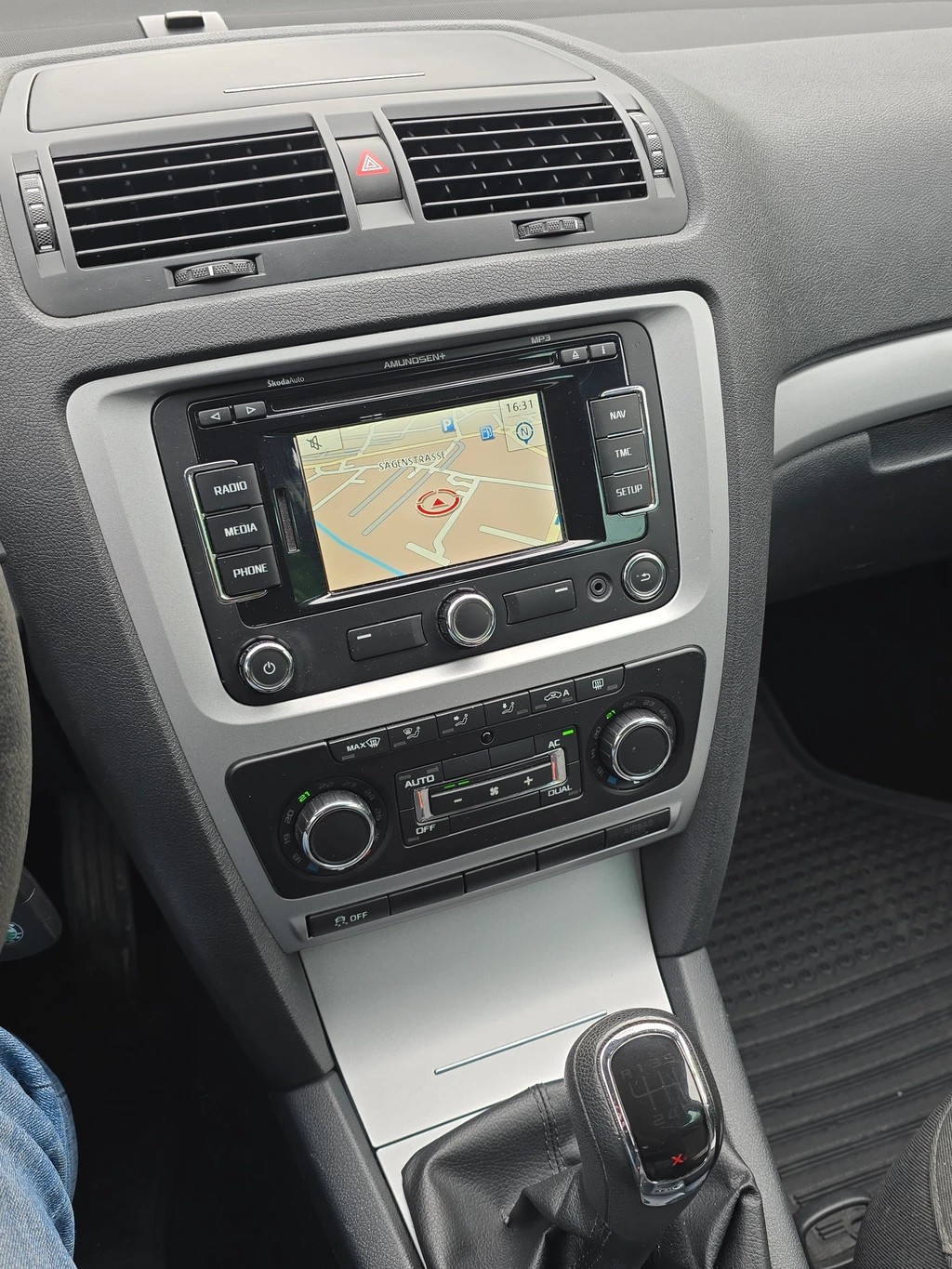 SKODA Octavia Combi 1.6 TDI Ambition 4x4-image-11