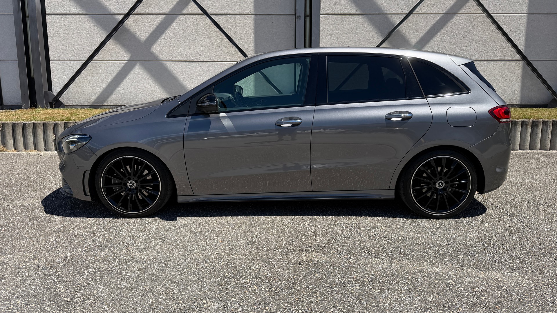 MERCEDES-BENZ B 220 4Matic AMG Line 7G-DCT-image-4