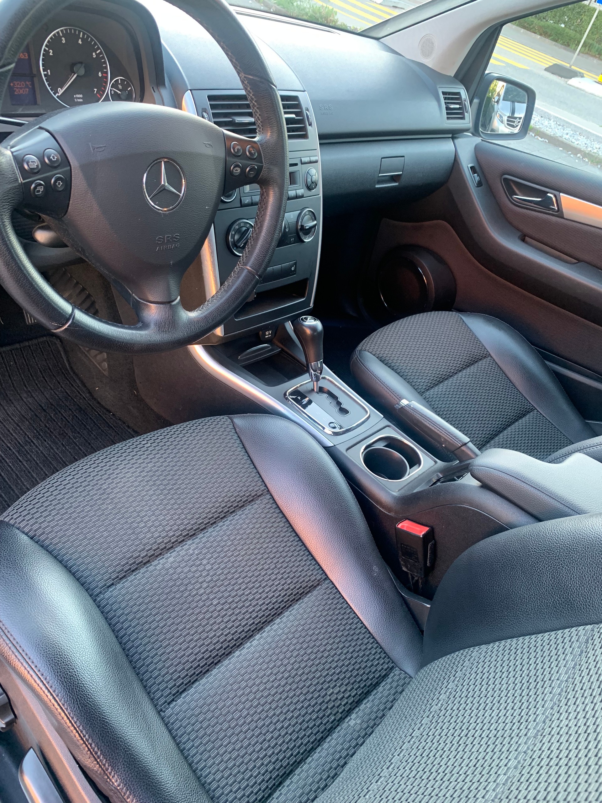 MERCEDES-BENZ A 180 Avantgarde Selection Autotronic-image-6