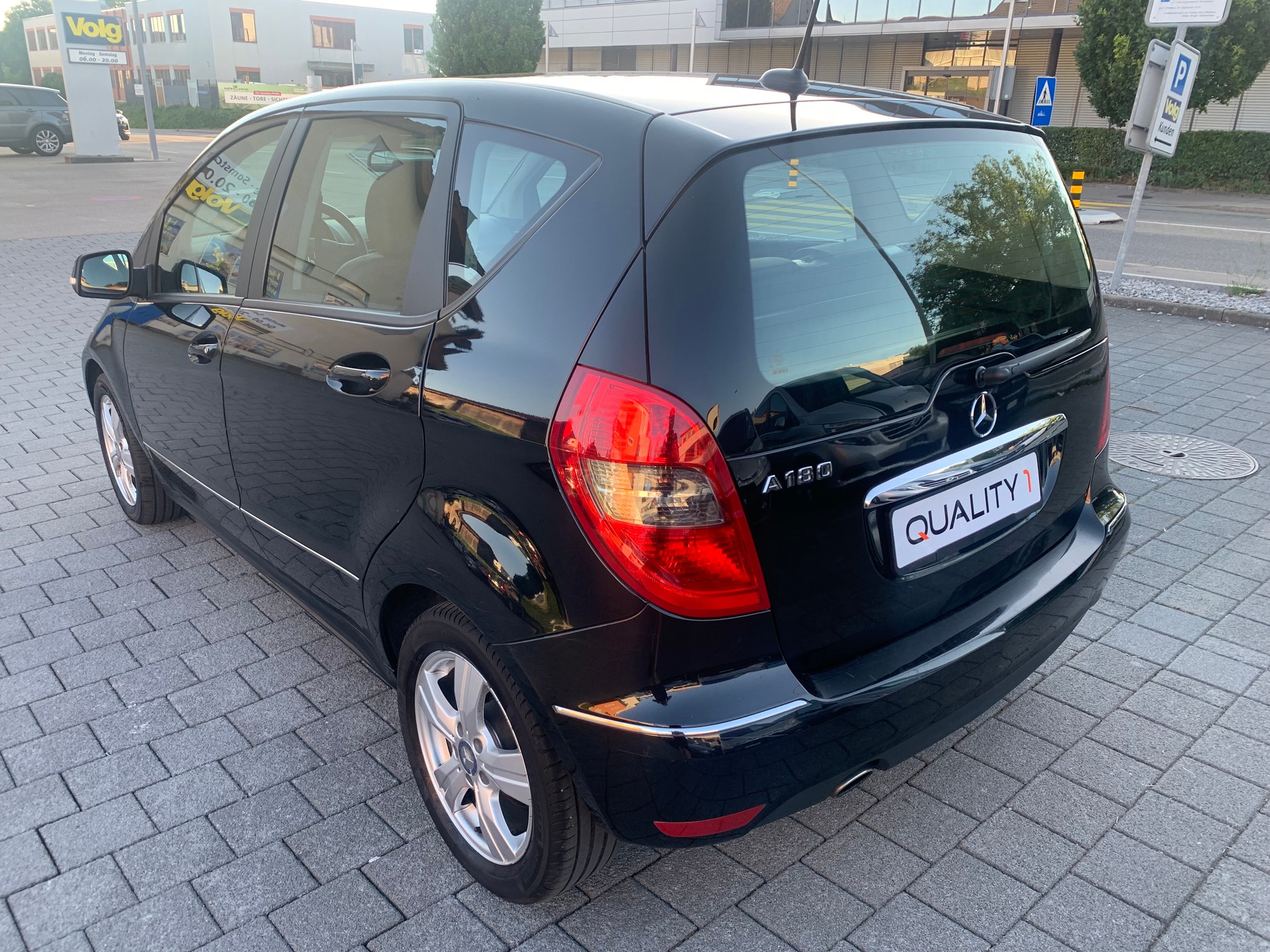 MERCEDES-BENZ A 180 Avantgarde Selection Autotronic-image-3