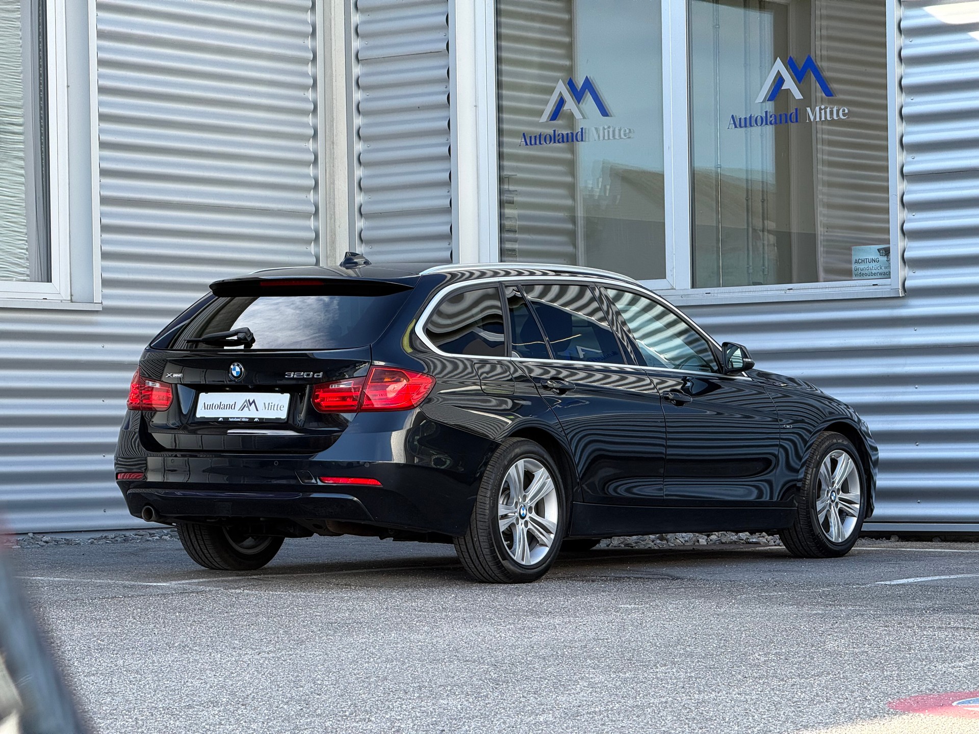 BMW 320d xDrive Touring Sport Line-showroom-element-1