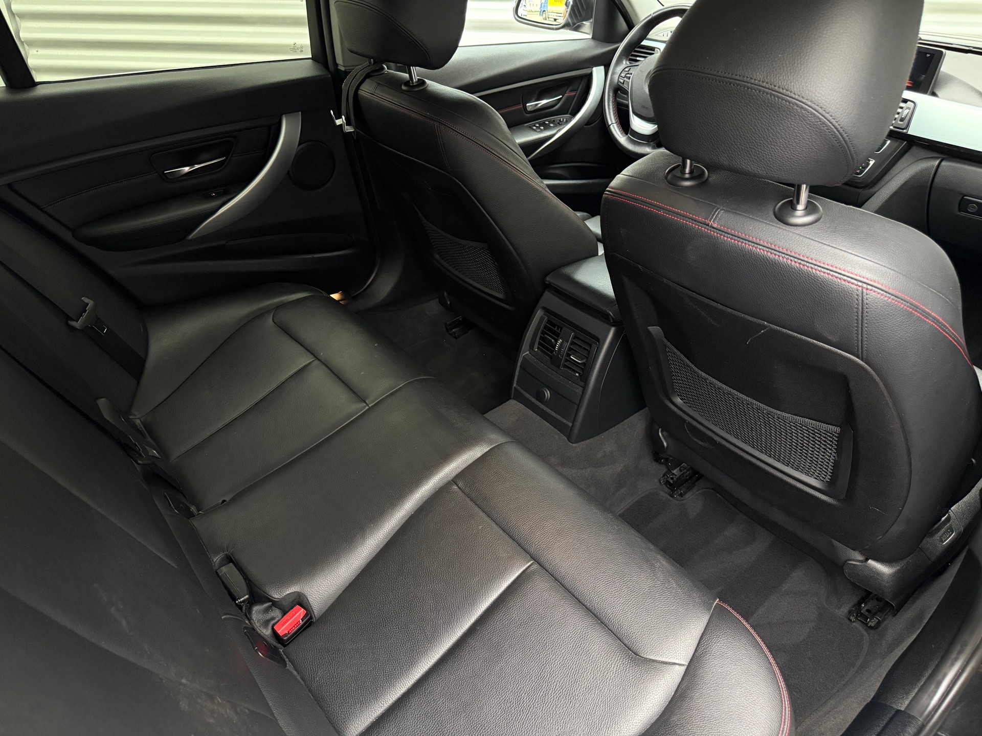 BMW 320d xDrive Touring Sport Line-image-11