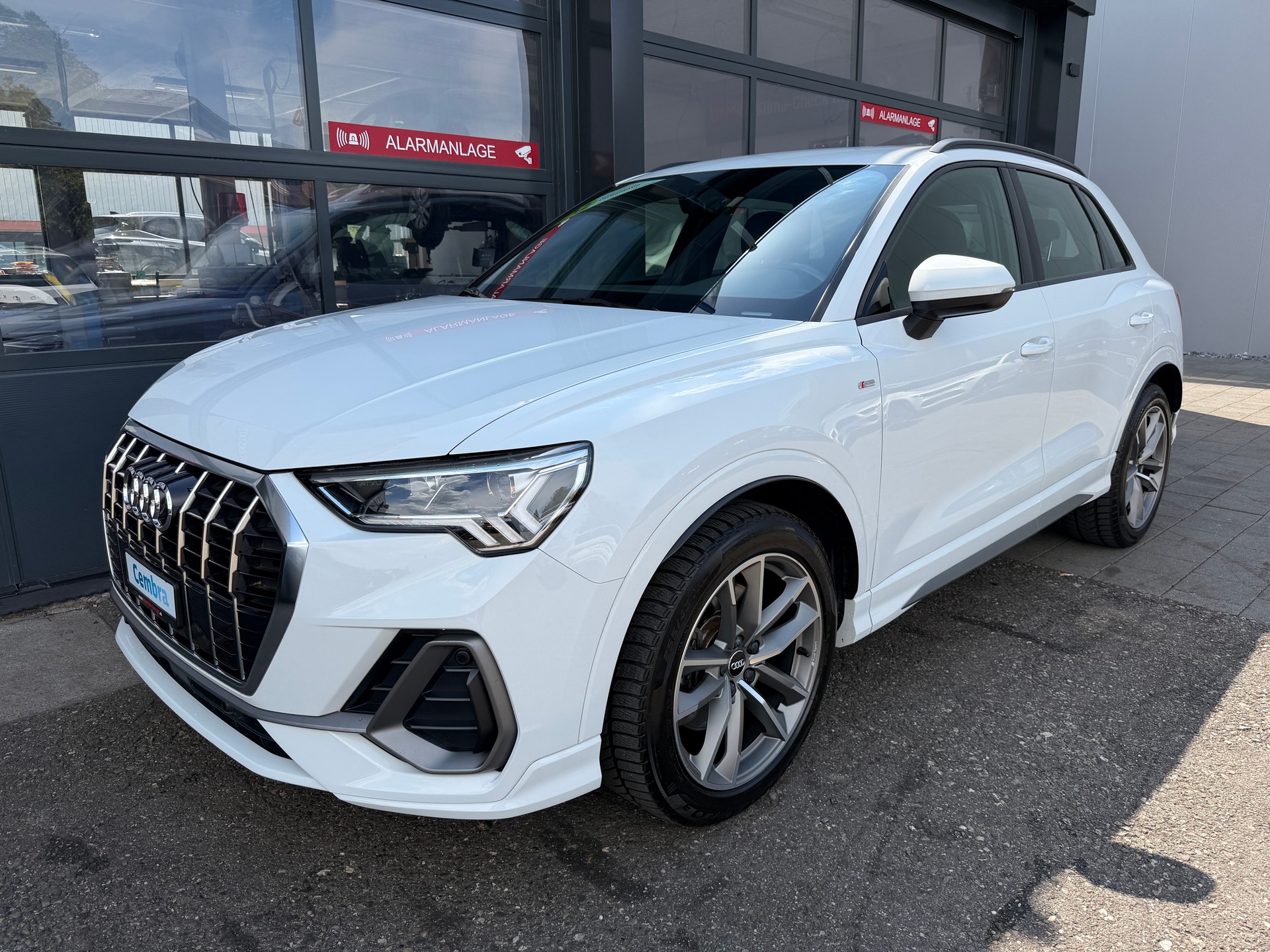 AUDI Q3 40 TDI S line quattro S-tronic-image-0