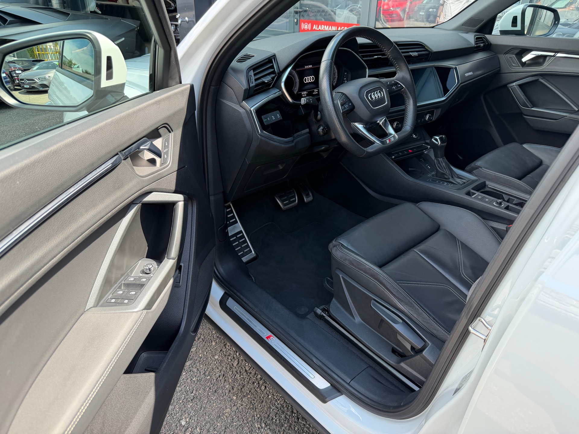 AUDI Q3 40 TDI S line quattro S-tronic-image-8