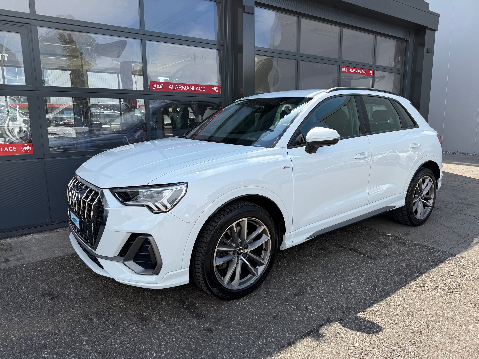 AUDI Q3 40 TDI S line quattro S-tronic-image-1