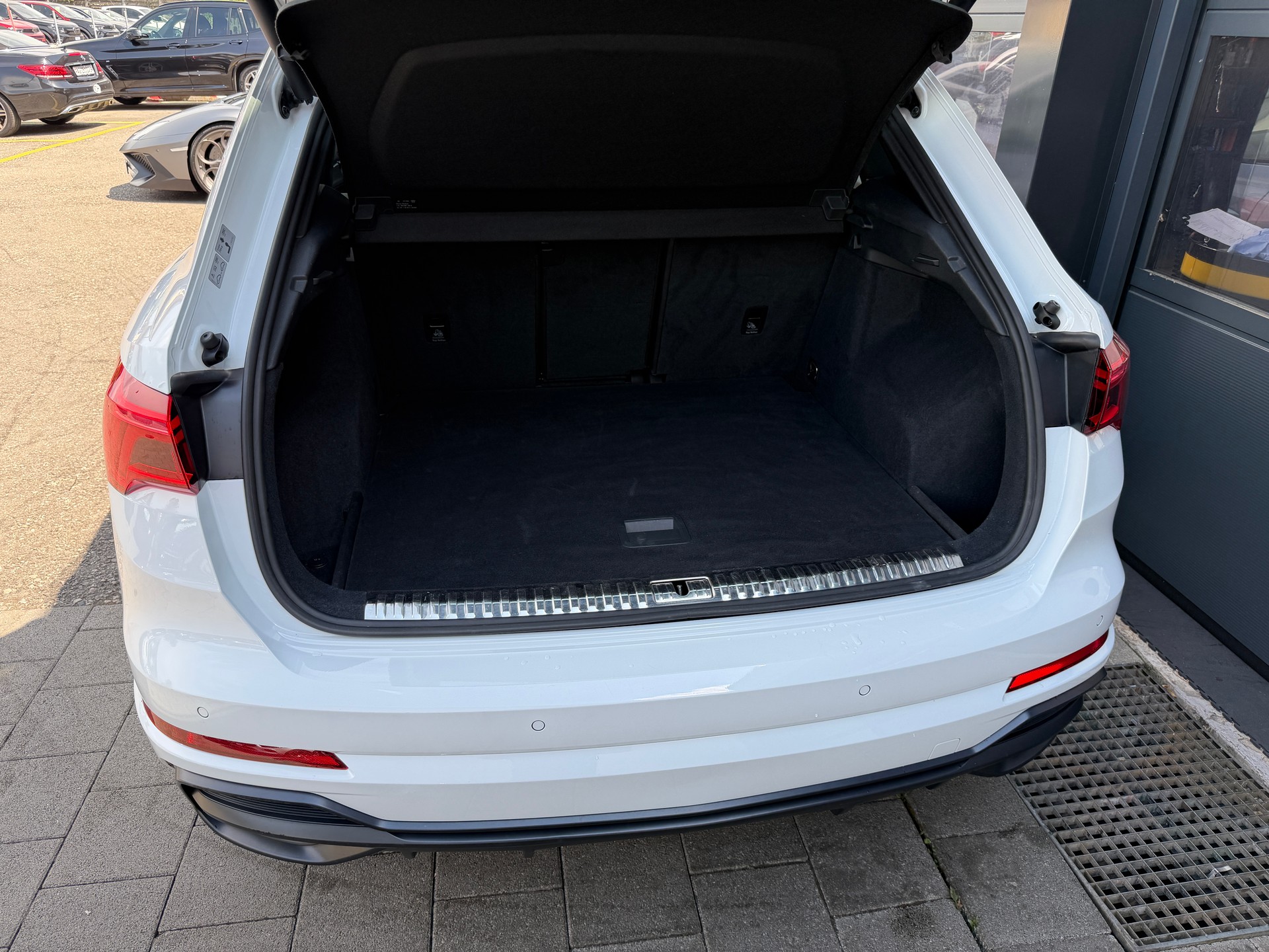 AUDI Q3 40 TDI S line quattro S-tronic-image-5