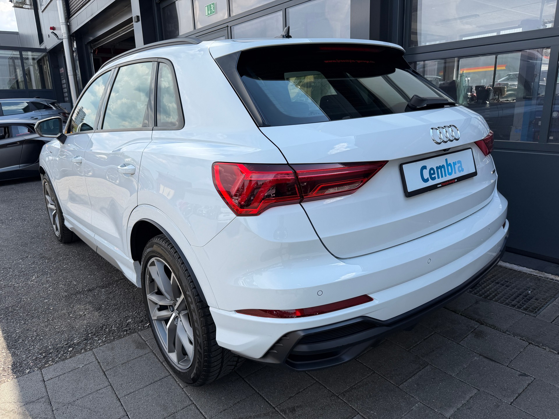 AUDI Q3 40 TDI S line quattro S-tronic-image-3