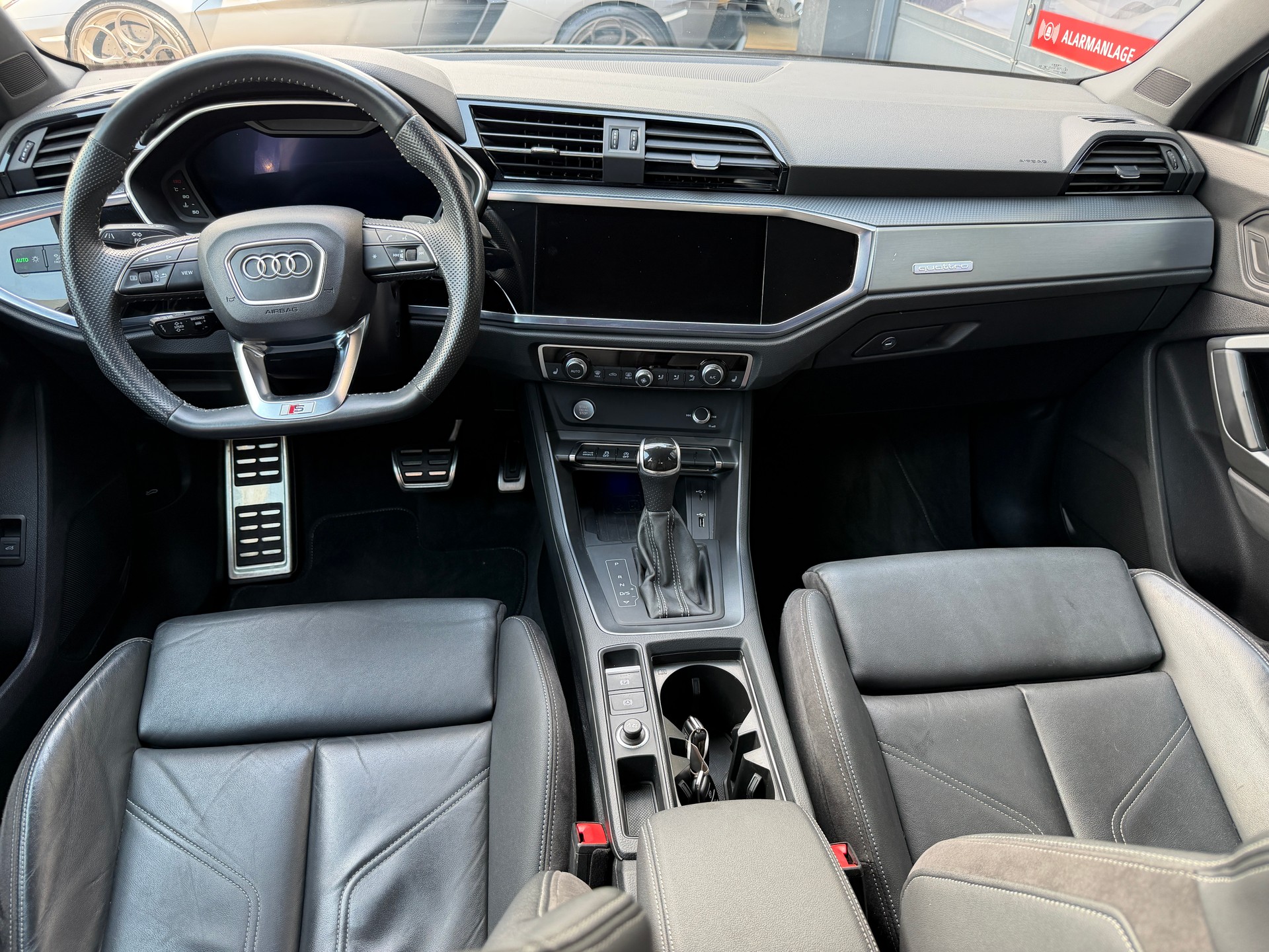 AUDI Q3 40 TDI S line quattro S-tronic-image-10
