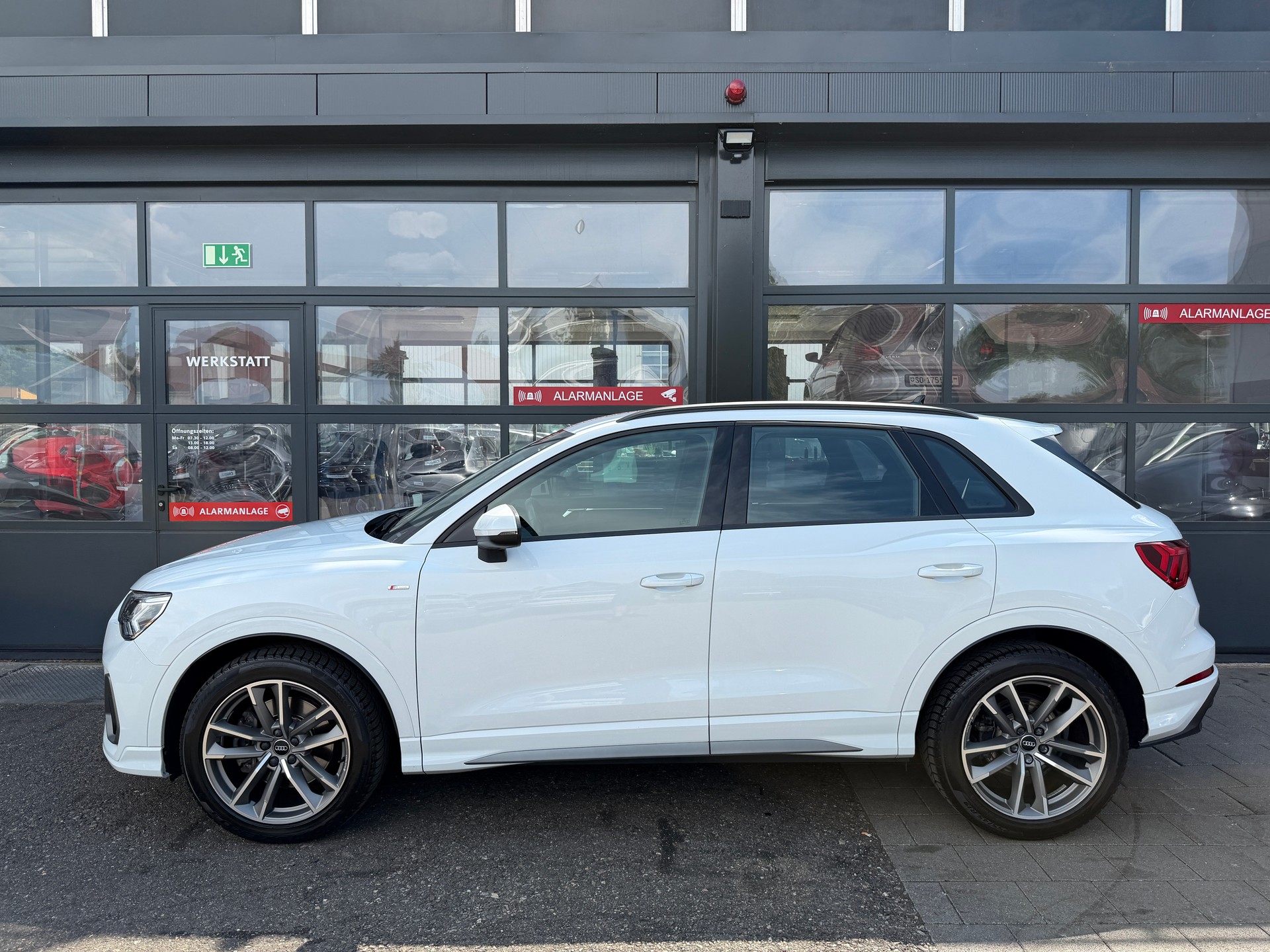 AUDI Q3 40 TDI S line quattro S-tronic-image-2