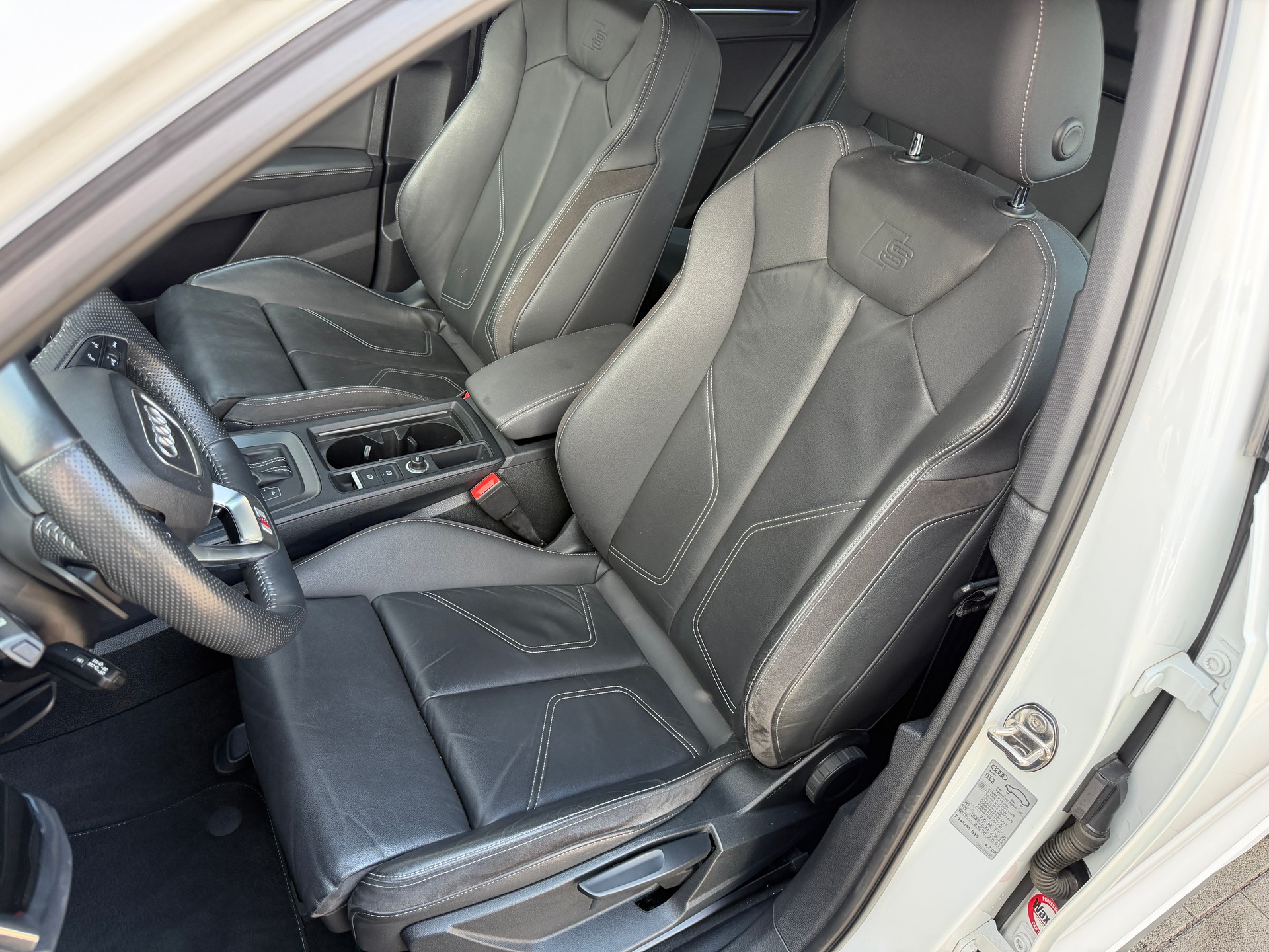AUDI Q3 40 TDI S line quattro S-tronic-image-9
