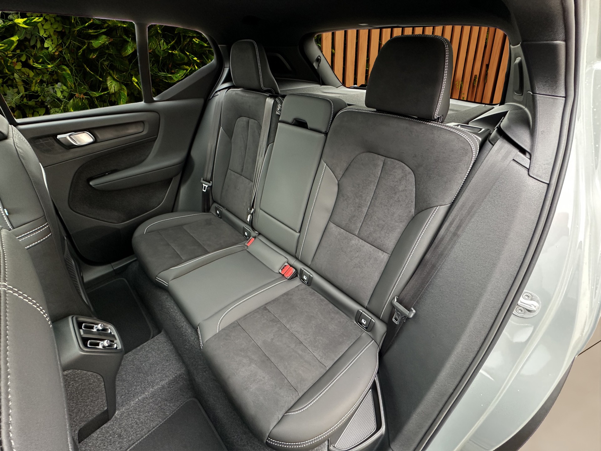 VOLVO XC40 2.0 B4 MH Black Edition-image-14