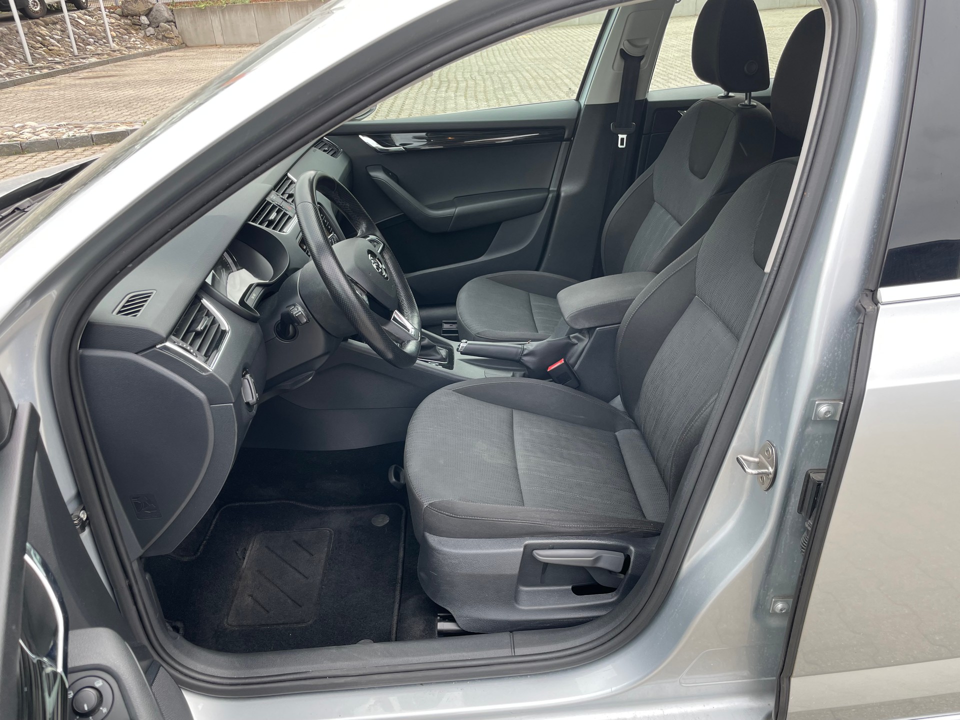 SKODA Octavia Combi 1.5 TSI Ambition DSG-image-9