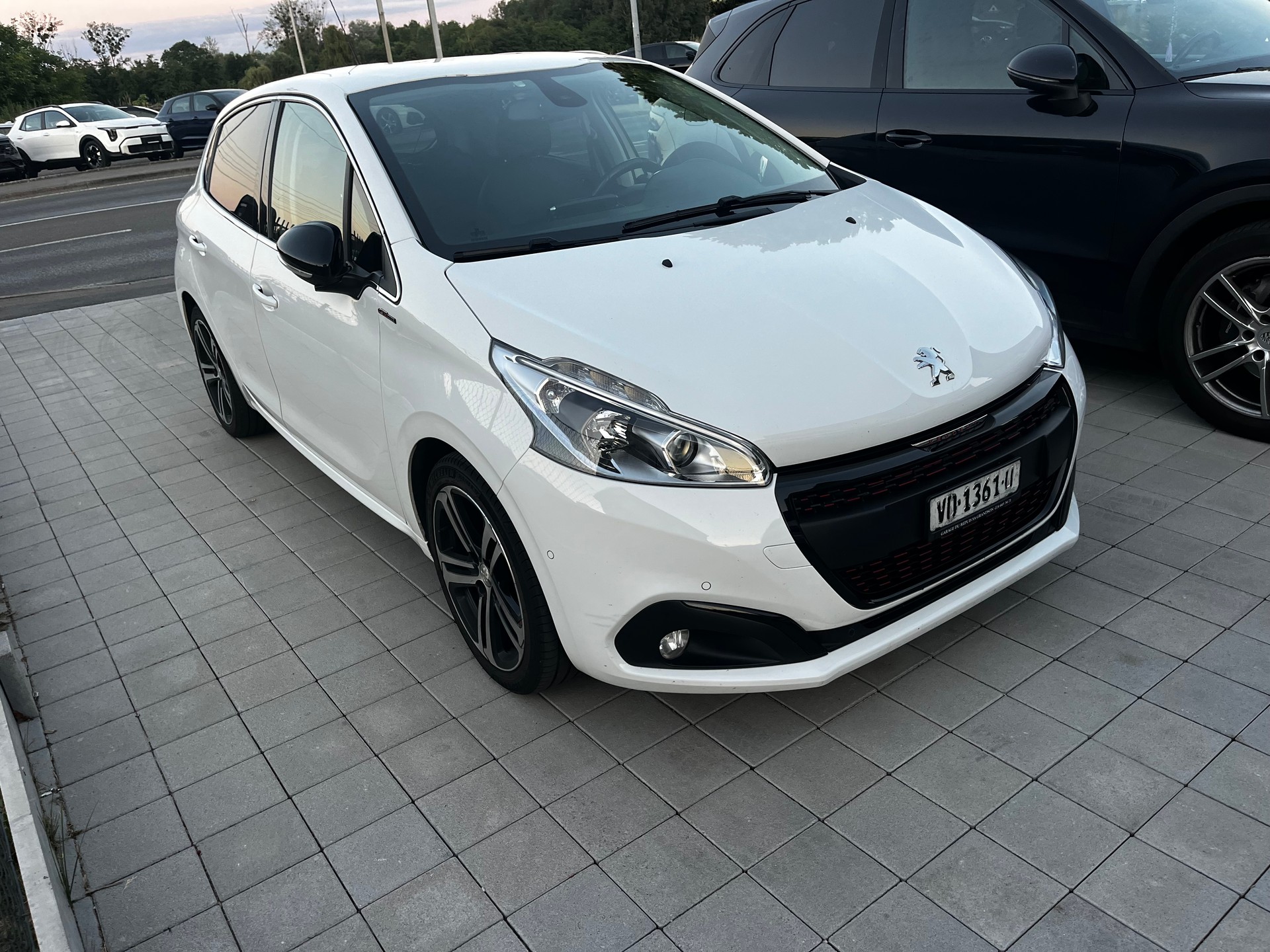 PEUGEOT 208 1.2 PureTech GT Line EAT6 Excellent état Moteur changé-image-0