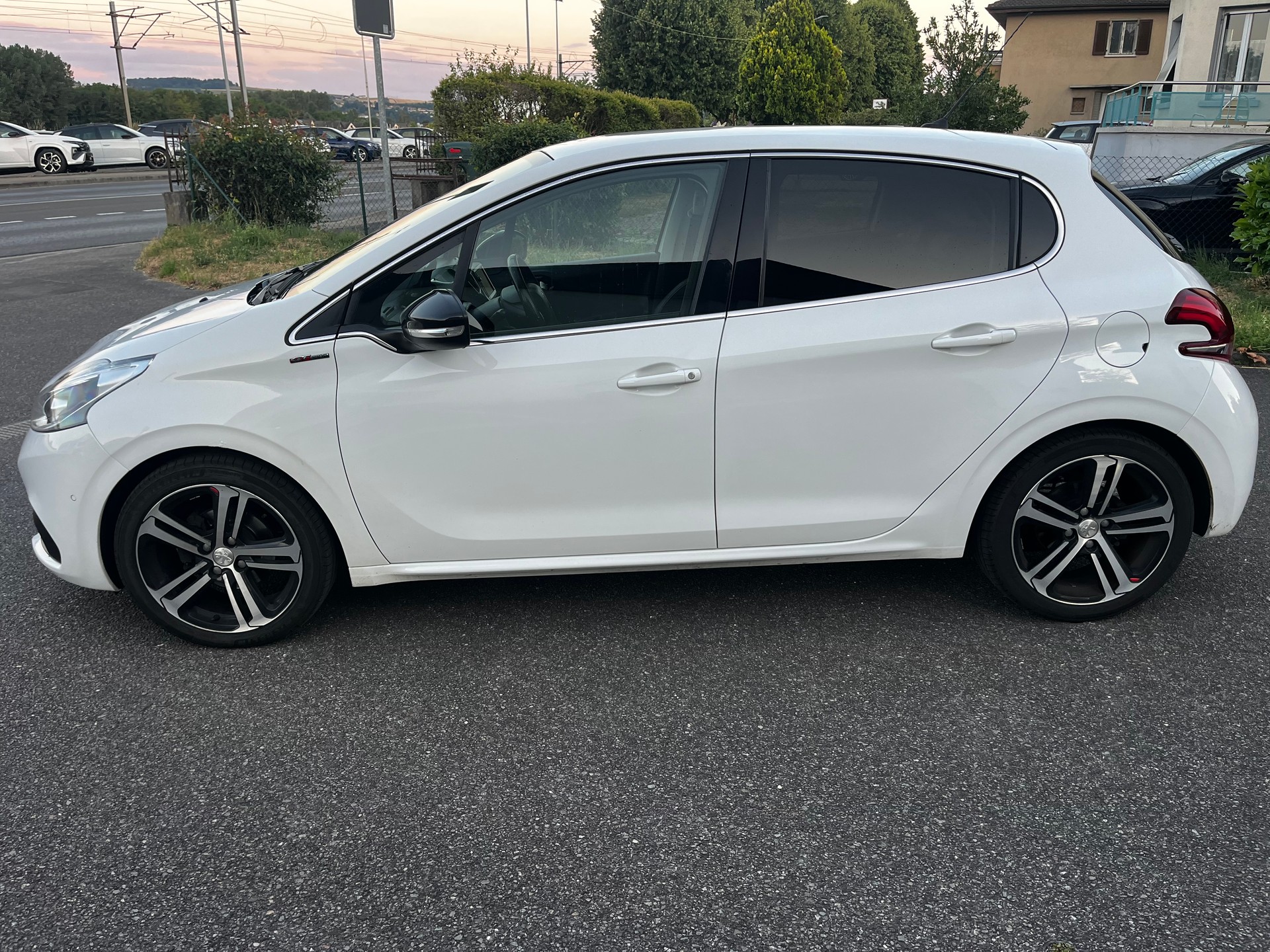 PEUGEOT 208 1.2 PureTech GT Line EAT6 Excellent état Moteur changé-image-2