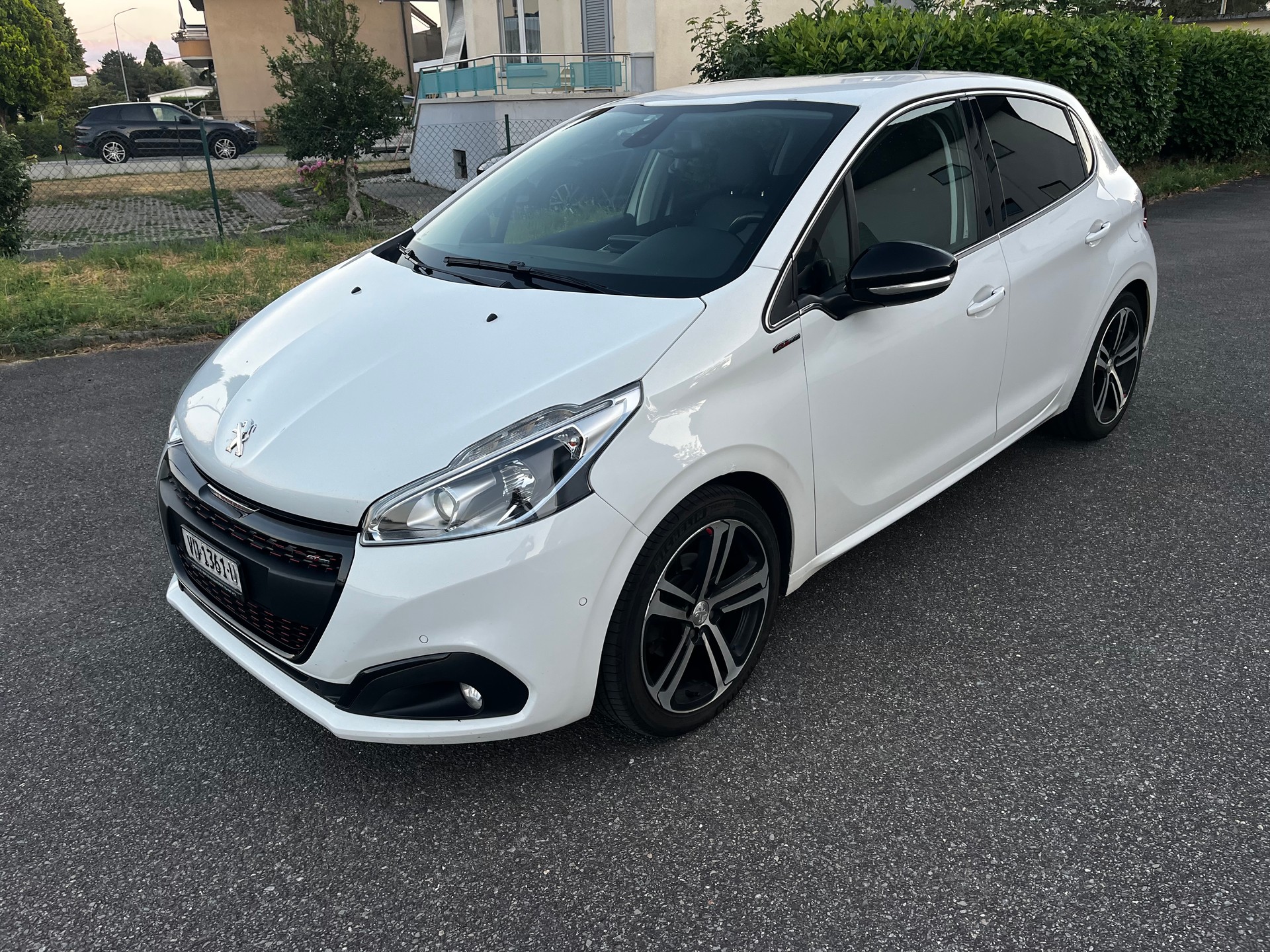 PEUGEOT 208 1.2 PureTech GT Line EAT6 Excellent état Moteur changé-image-4