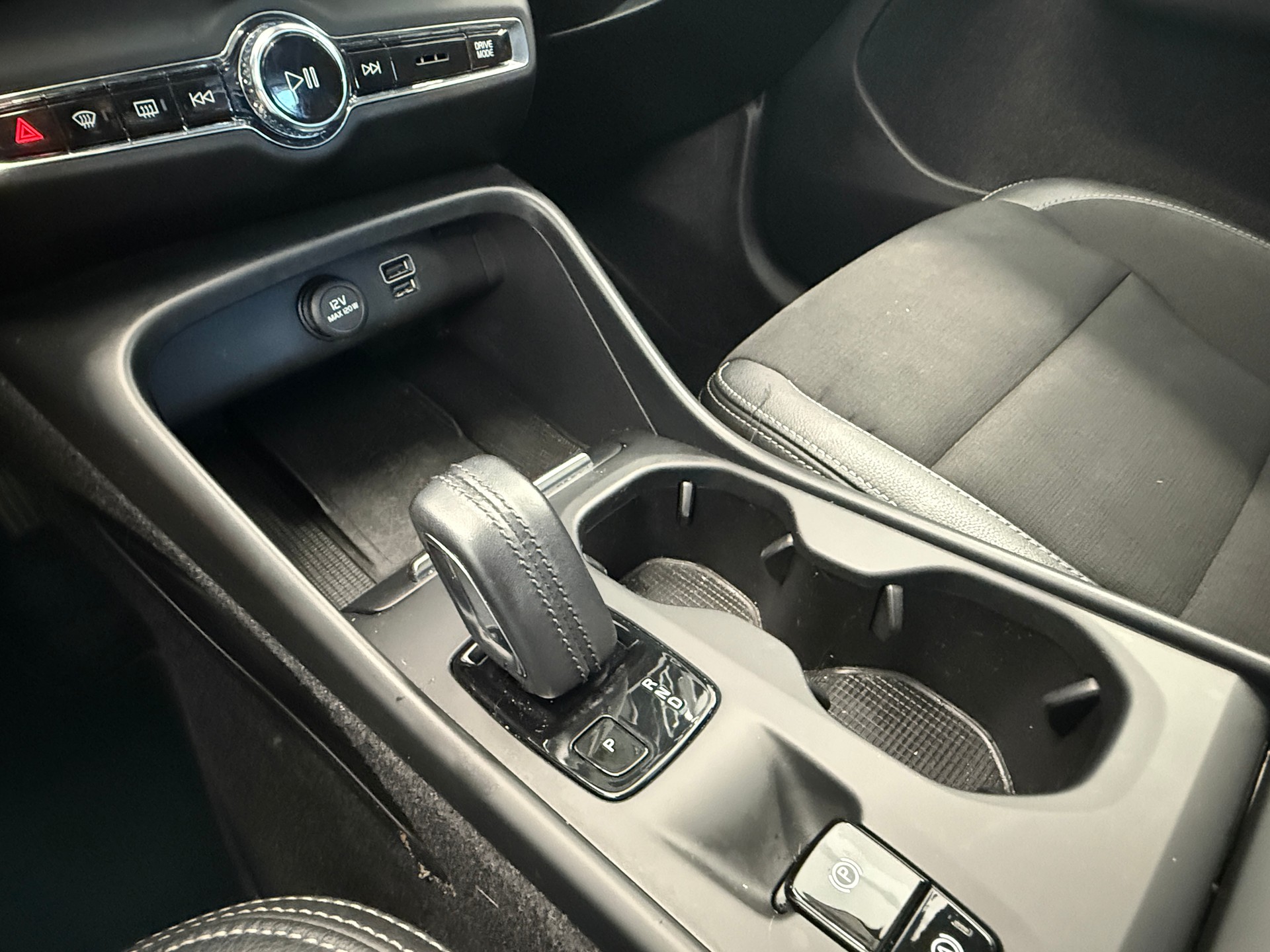 VOLVO XC40 D3 AWD Momentum Geartronic Ab 270.- pro Monat-image-15