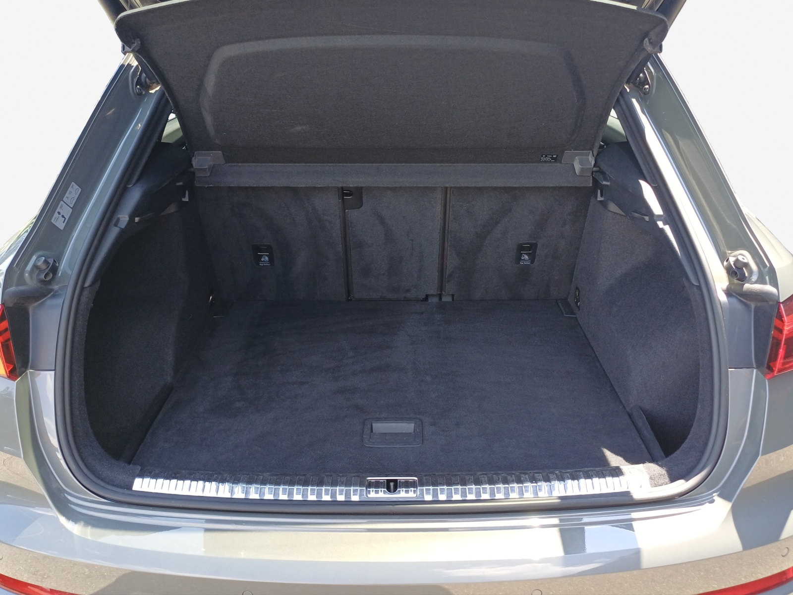 AUDI Q3 40 TFSI S line quattro S-tronic-image-12