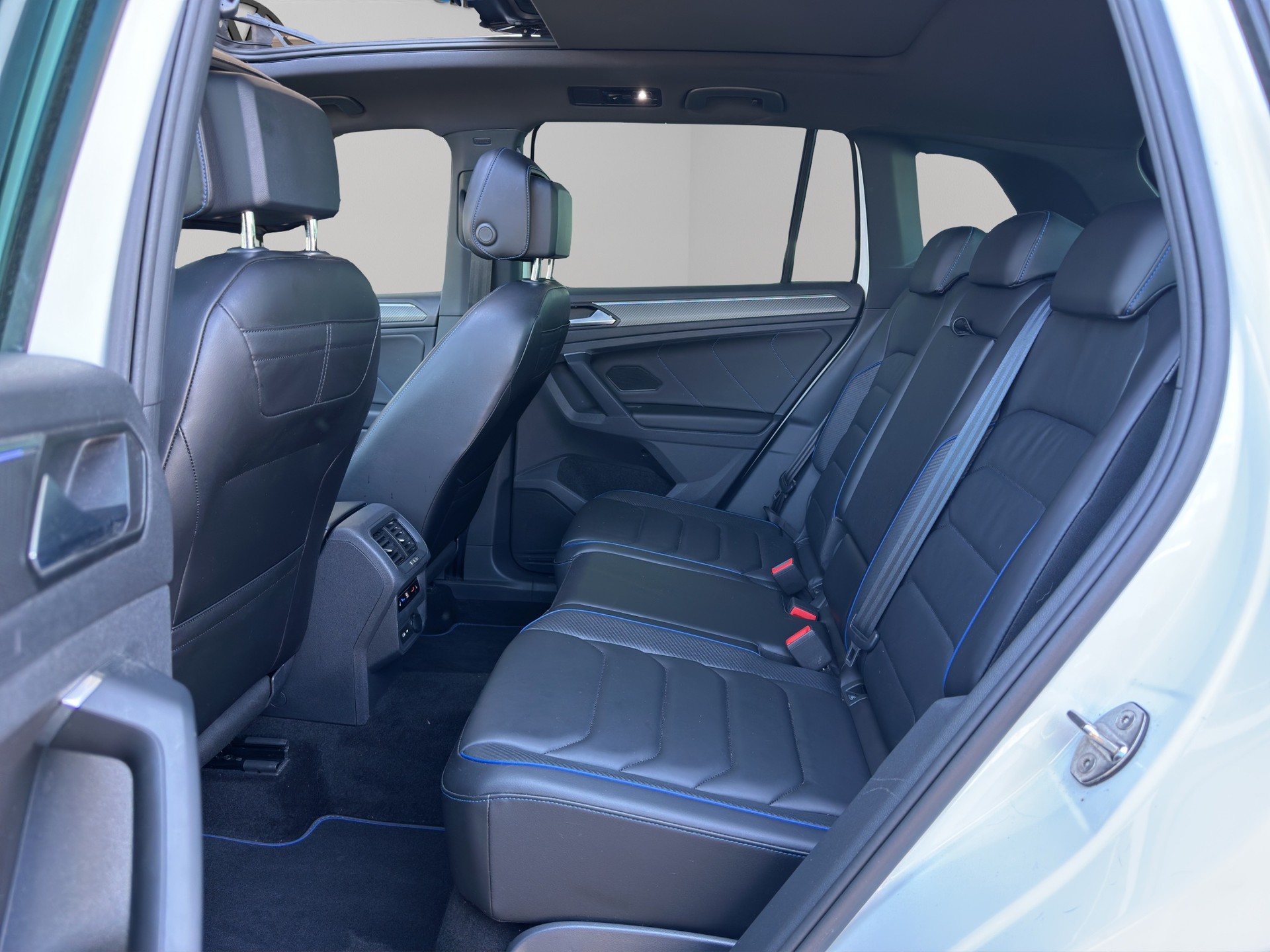 VW Tiguan 2.0TSI R 4Motion DSG-image-10
