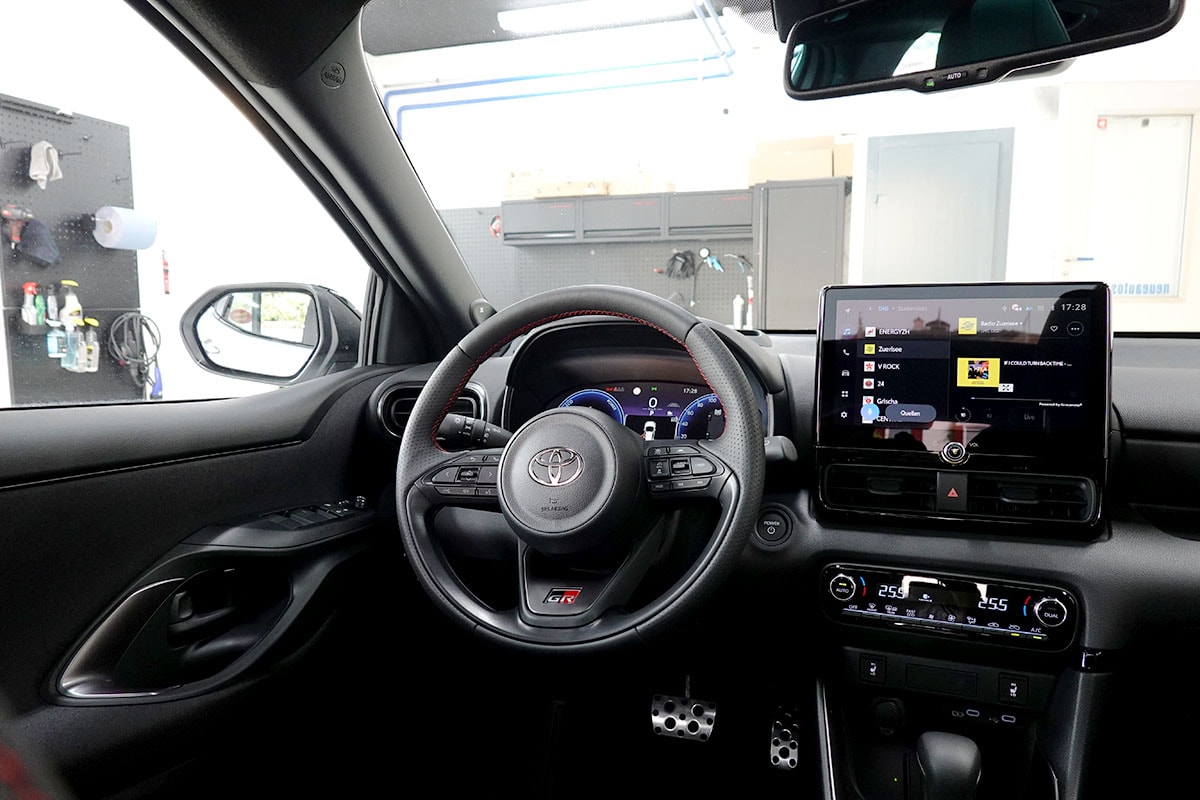 TOYOTA Yaris 1.5 GR Sport e-CVT Panoramaglasdach, JBL, Head-Up Display-image-7