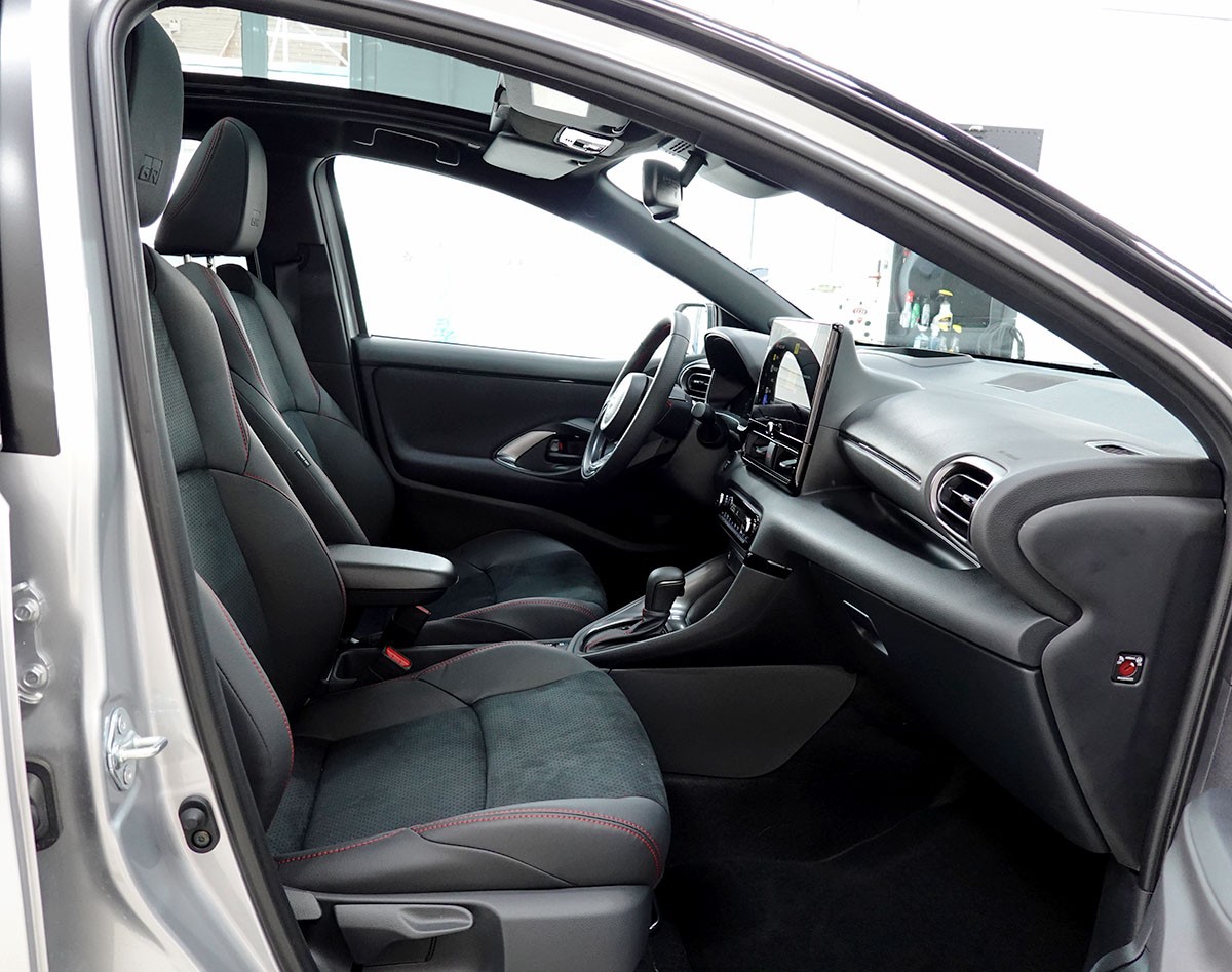 TOYOTA Yaris 1.5 GR Sport e-CVT Panoramaglasdach, JBL, Head-Up Display-image-4