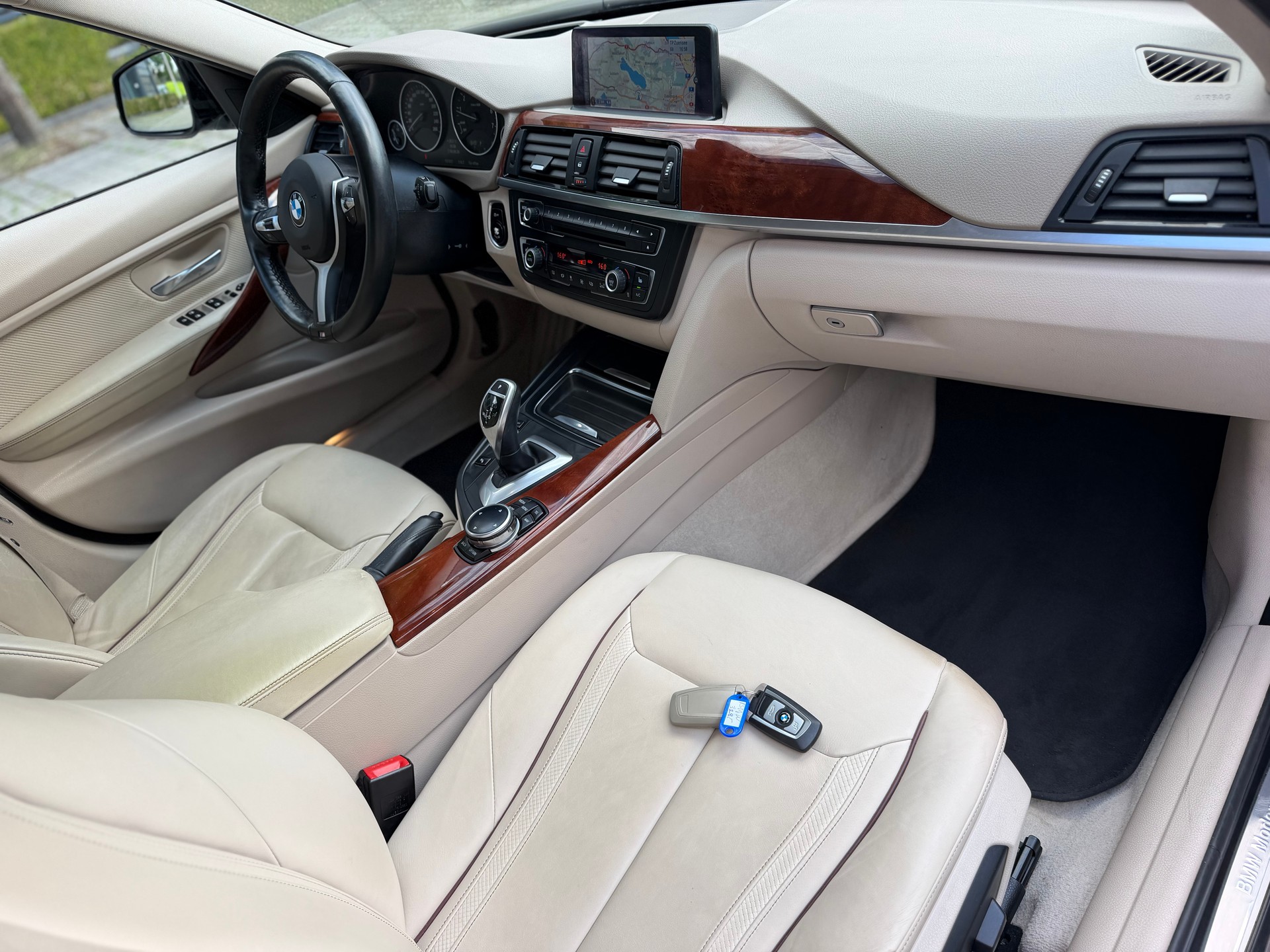 BMW 328i xDrive Touring Sport Line-image-16