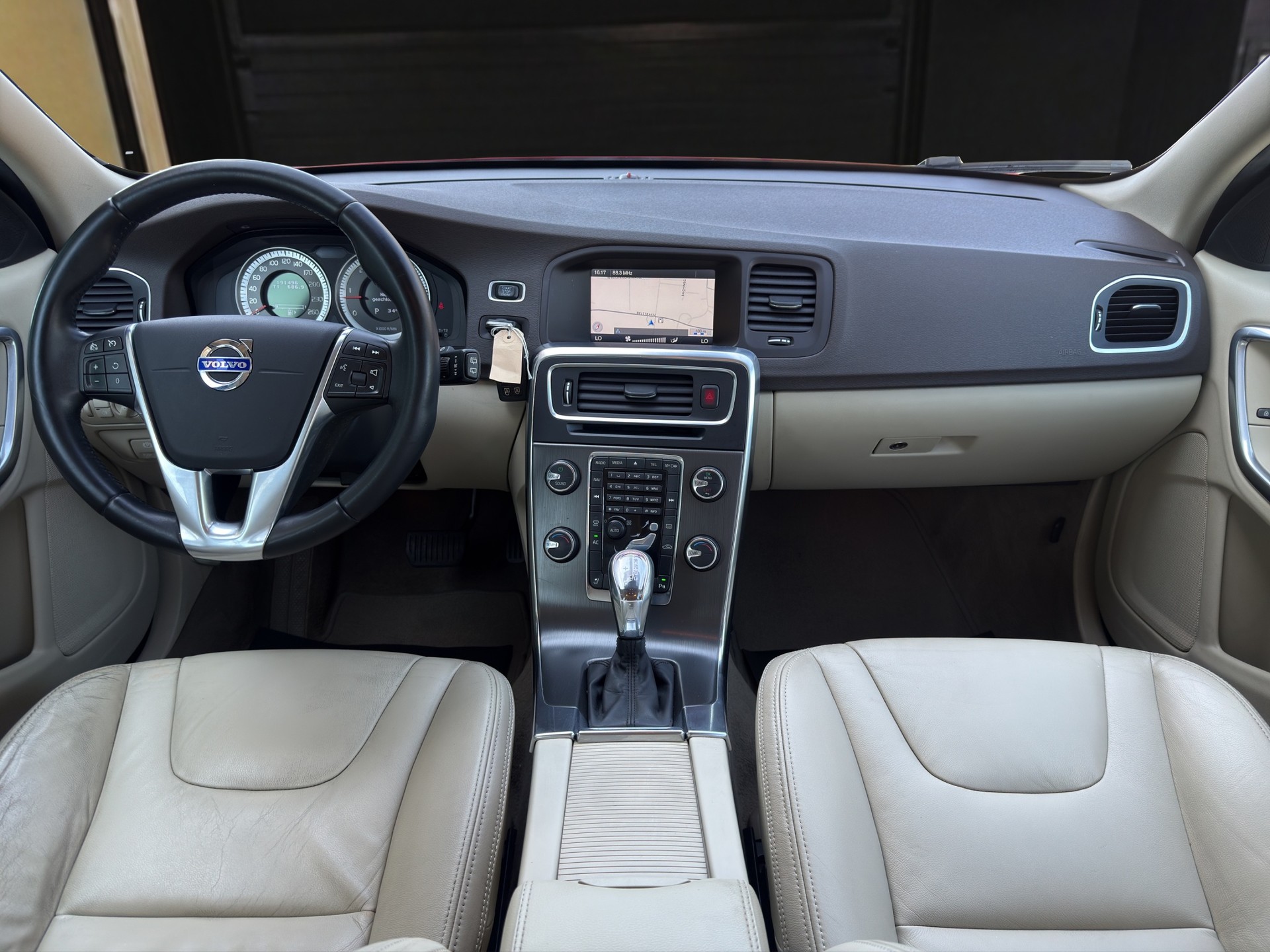 VOLVO V60 2.4 D5 Summum-image-10