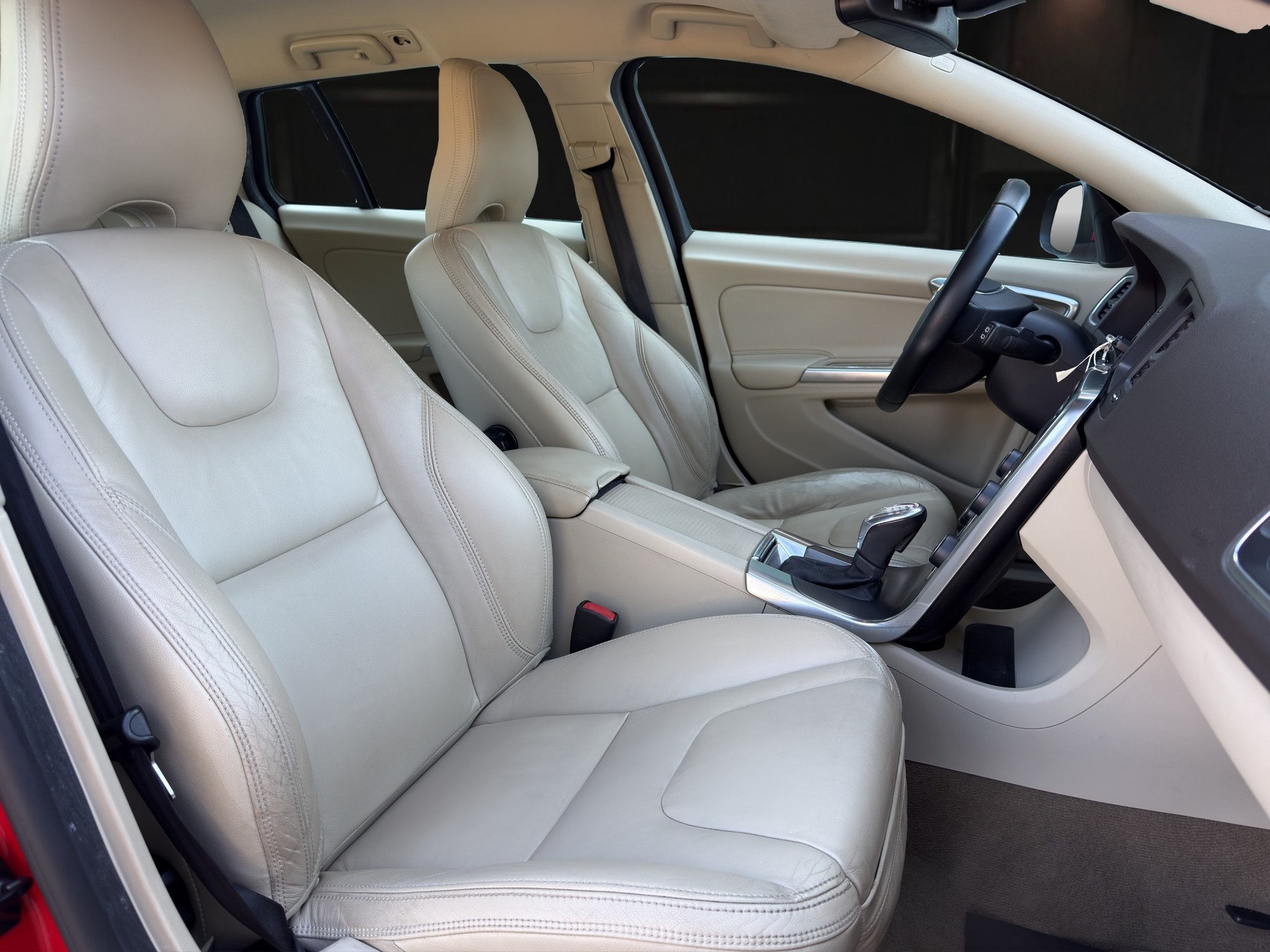 VOLVO V60 2.4 D5 Summum-image-9