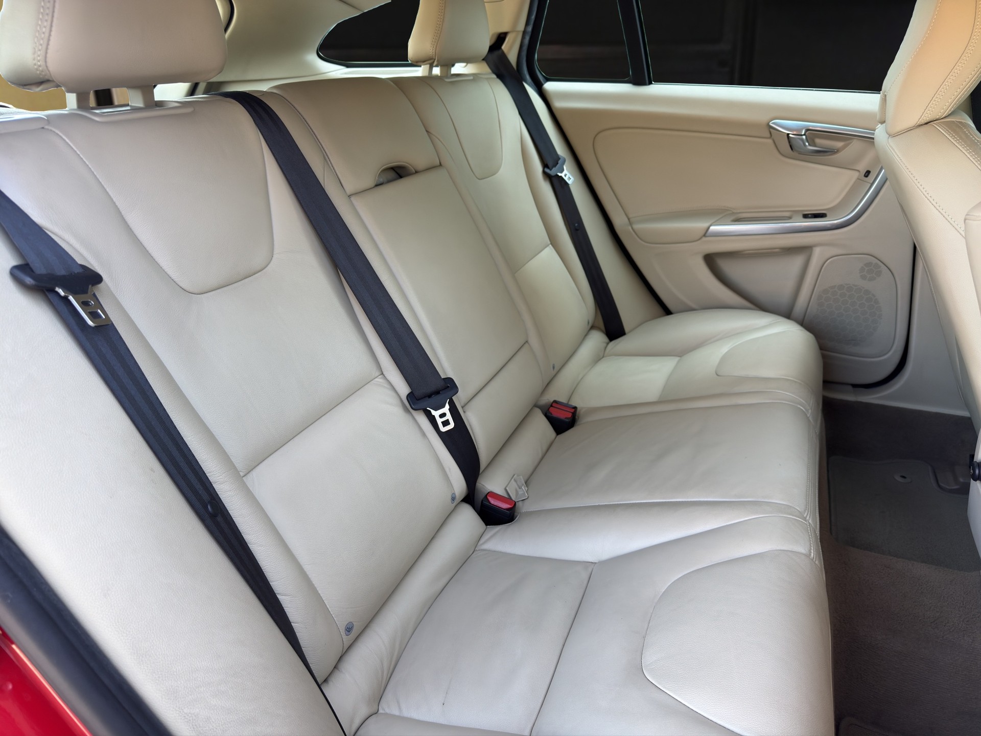 VOLVO V60 2.4 D5 Summum-image-12