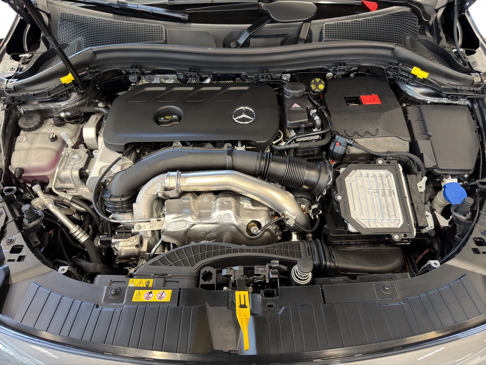 MERCEDES-BENZ GLA 250 4Matic Swiss Star-image-17