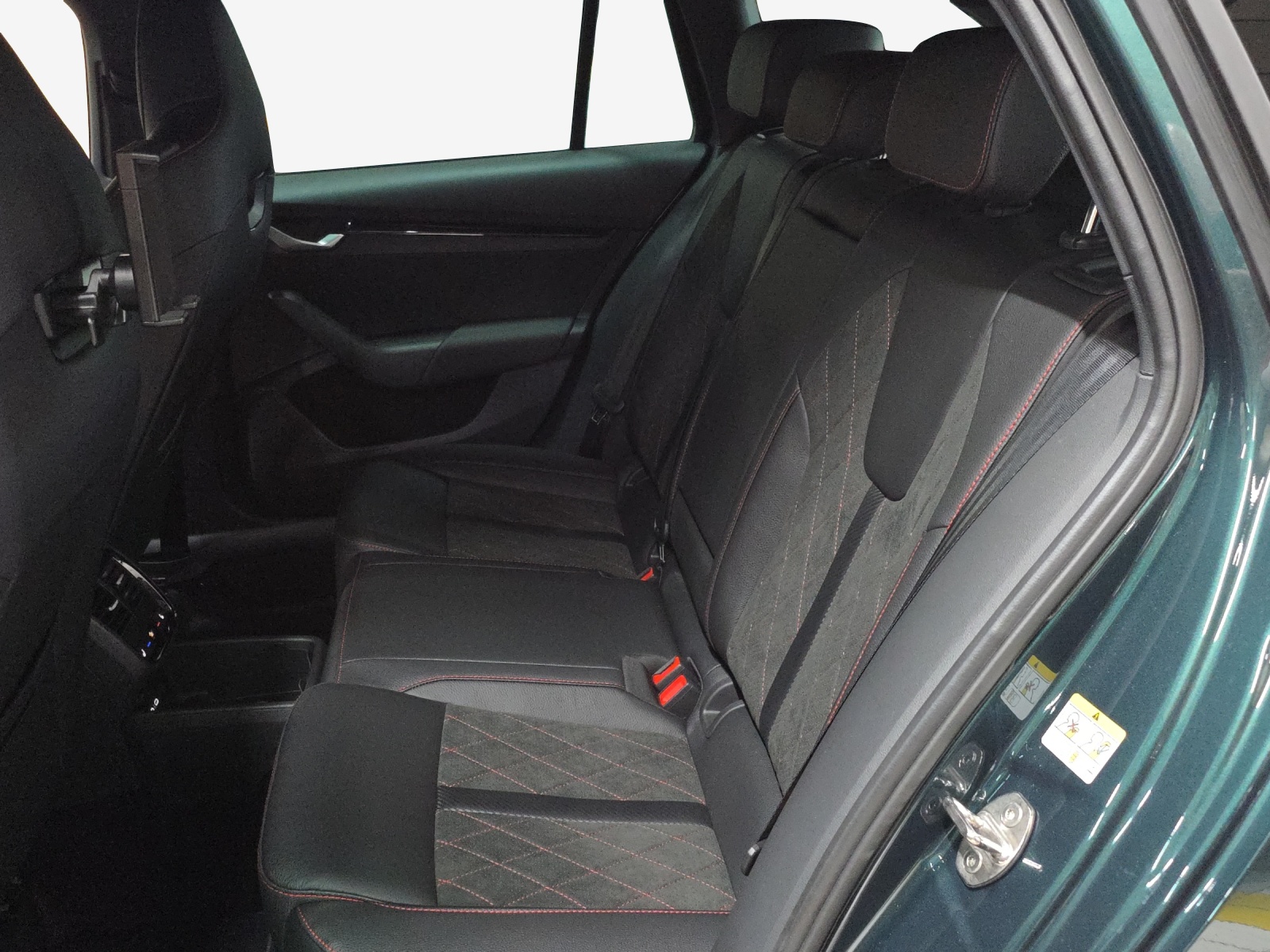 SKODA Octavia Combi 2.0 TSI DSG RS 30 Years Edition-image-11